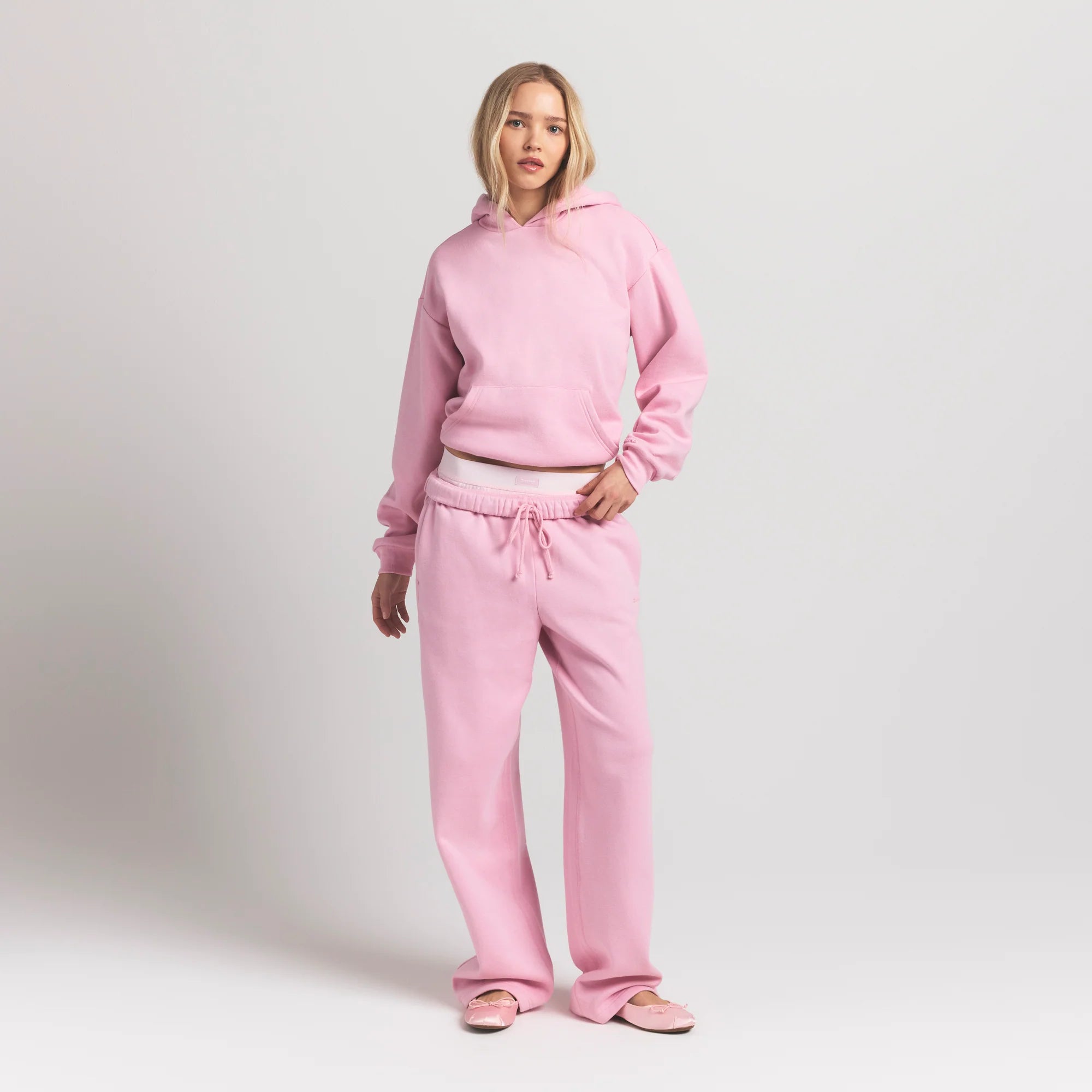 COTTON FLEECE CLASSIC HOODIE | HALITE ON A MODEL FRONT VIEW S | FOCUS: 0.0, 1.0, 0.9