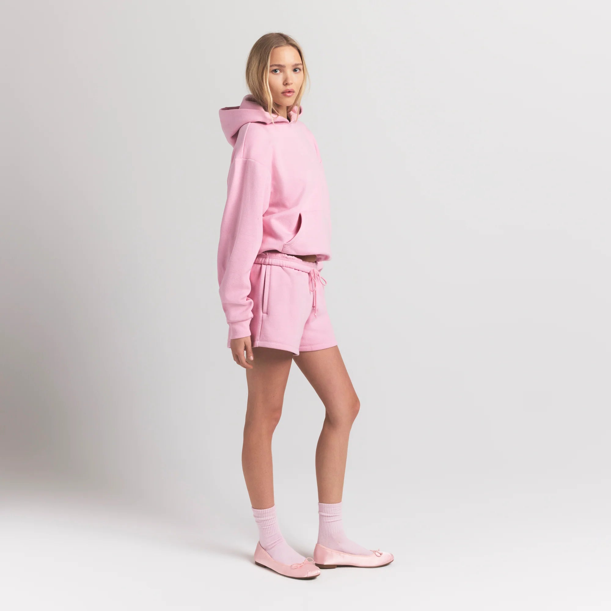 COTTON FLEECE CLASSIC HOODIE | HALITE ON A MODEL SIDE VIEW S | FOCUS: 0.0, 1.0, 0.9