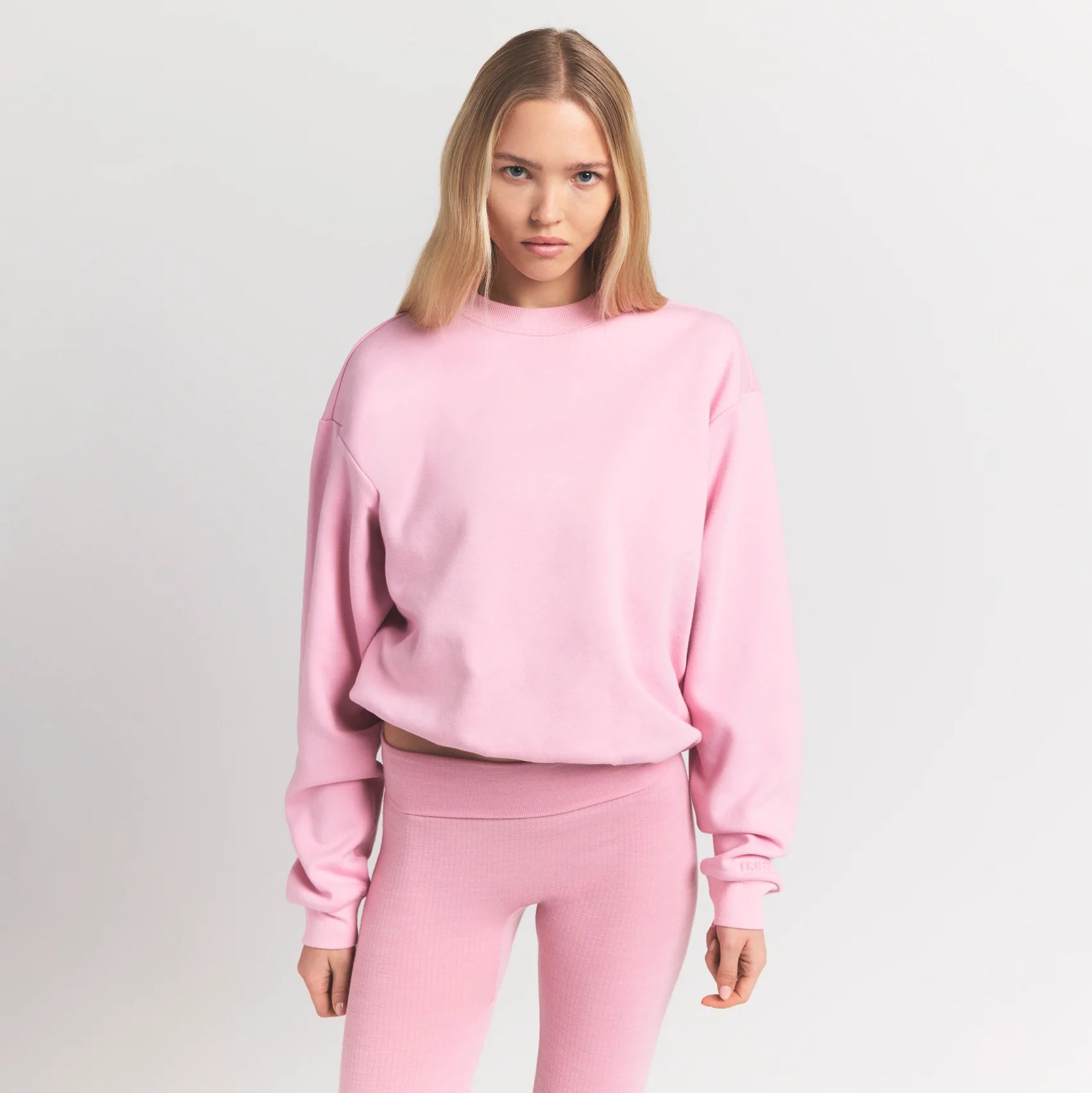 COTTON FLEECE CLASSIC CREWNECK | HALITE ON A MODEL FRONT VIEW S | FOCUS: 0.0, 1.0, 0.9