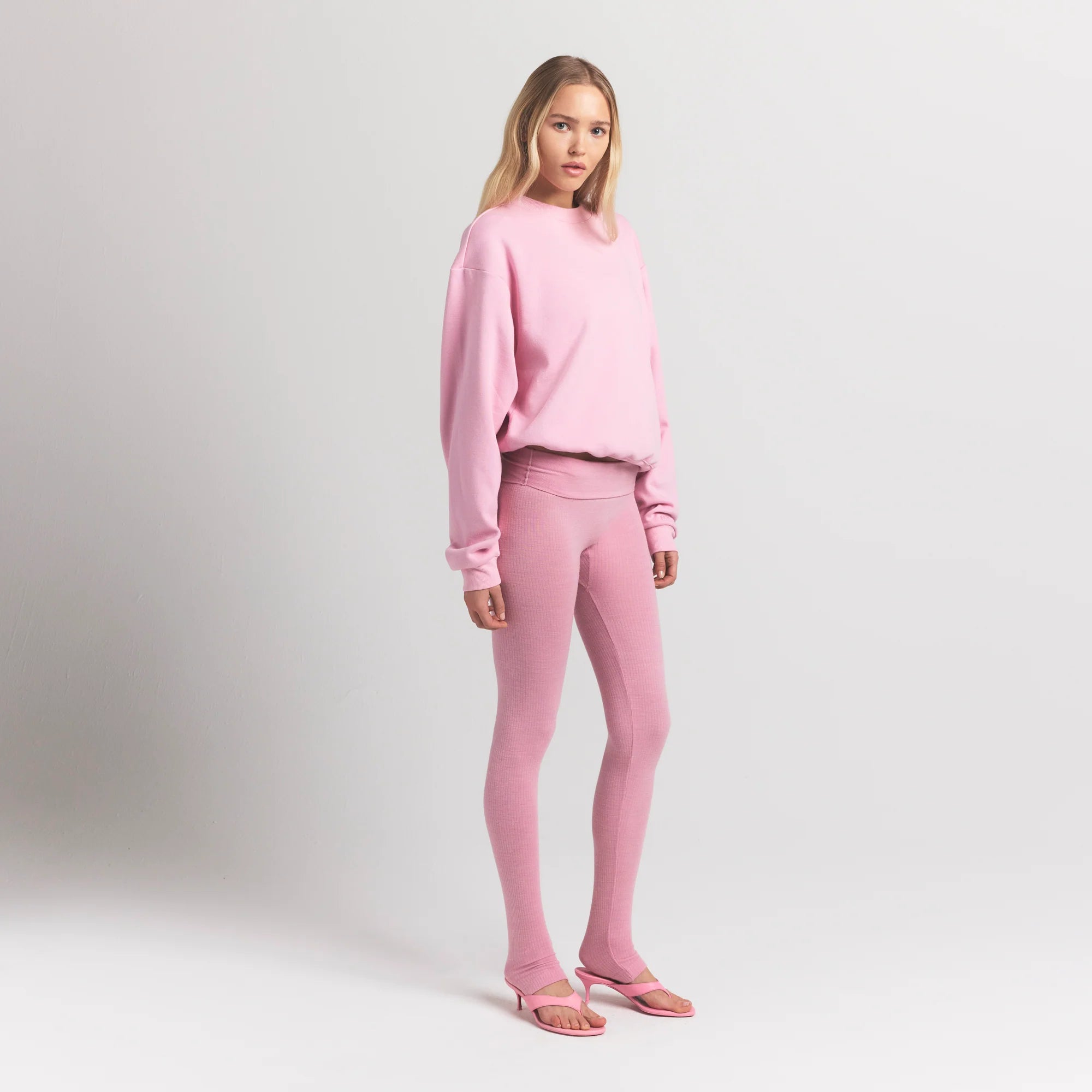 COTTON FLEECE CLASSIC CREWNECK | HALITE ON A MODEL SIDE VIEW S | FOCUS: 0.0, 1.0, 0.9