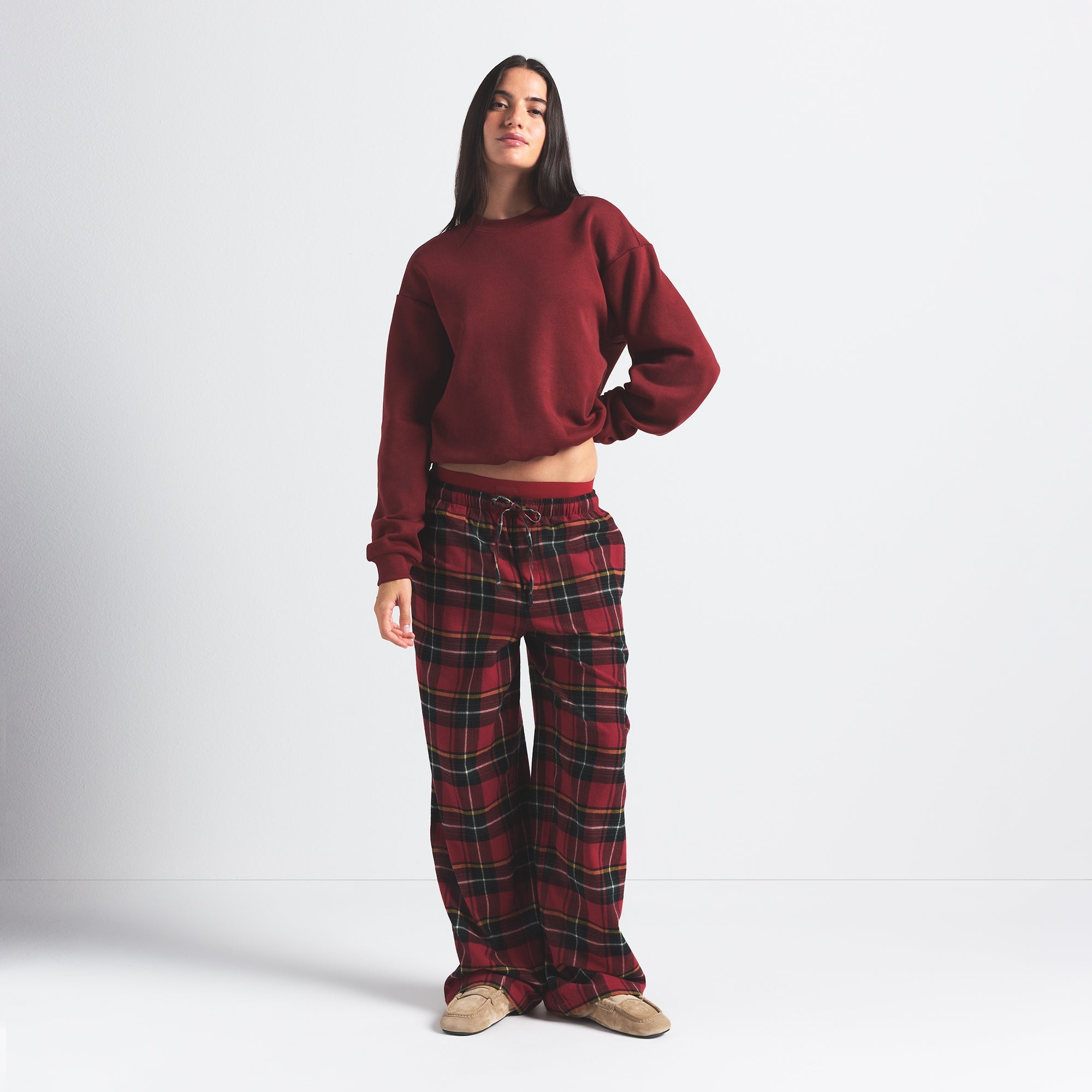 COTTON FLEECE CLASSIC CREWNECK | MERLOT ON A MODEL FRONT VIEW @ | FOCUS: 0.0, 1.0, 0.9