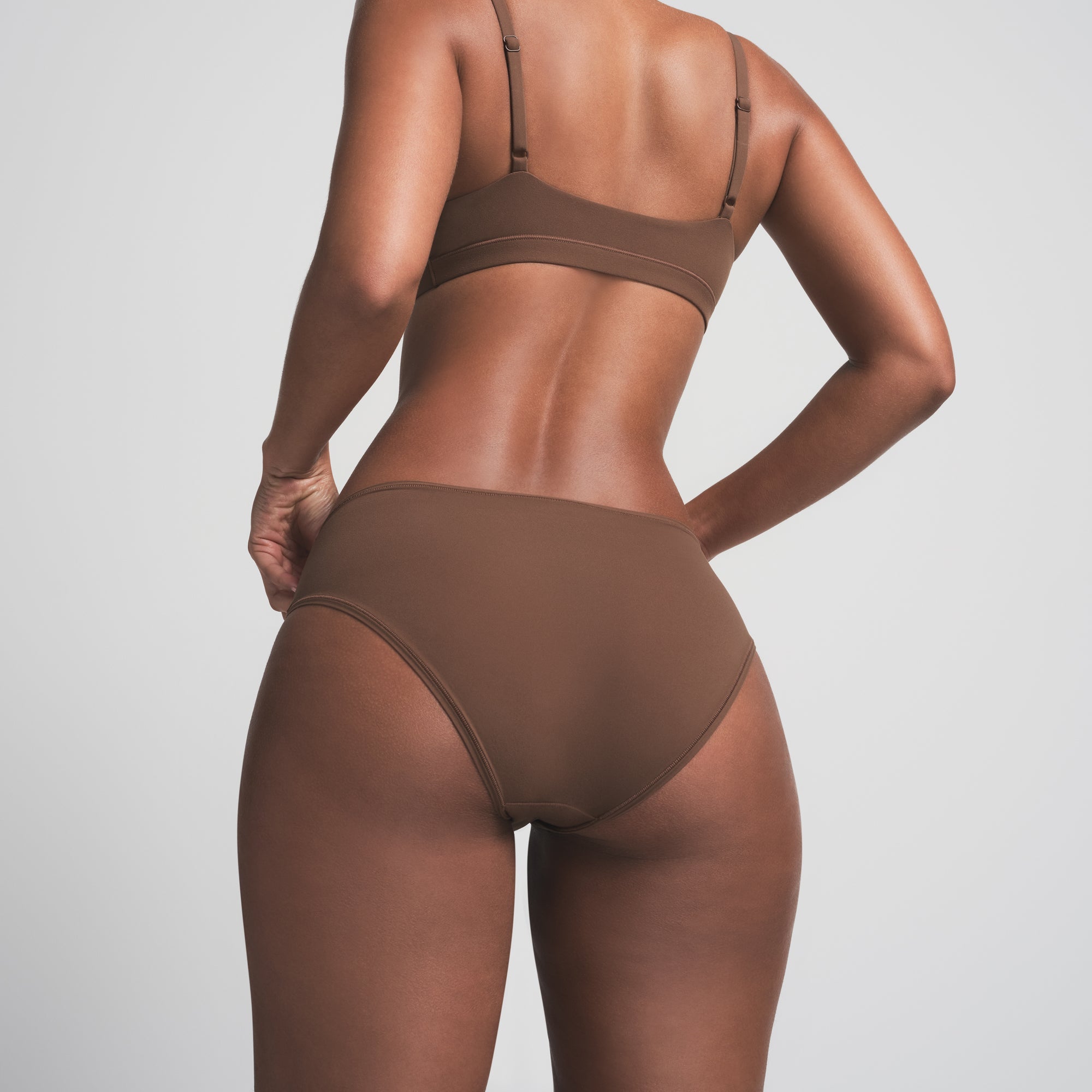 FITS EVERYBODY BRIEF | JASPER ON A MODEL BACK VIEW | FOCUS: 0.0, 1.0, 0.9