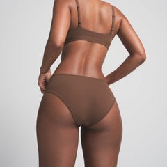 FITS EVERYBODY BRIEF | JASPER ON A MODEL BACK VIEW | FOCUS: 0.0, 1.0, 0.9