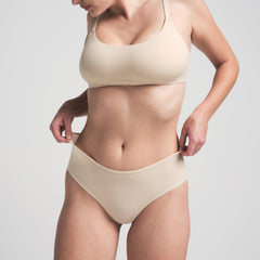 FITS EVERYBODY BRIEF | SAND ON A MODEL FRONT VIEW | FOCUS: 0.0, 1.0, 0.9