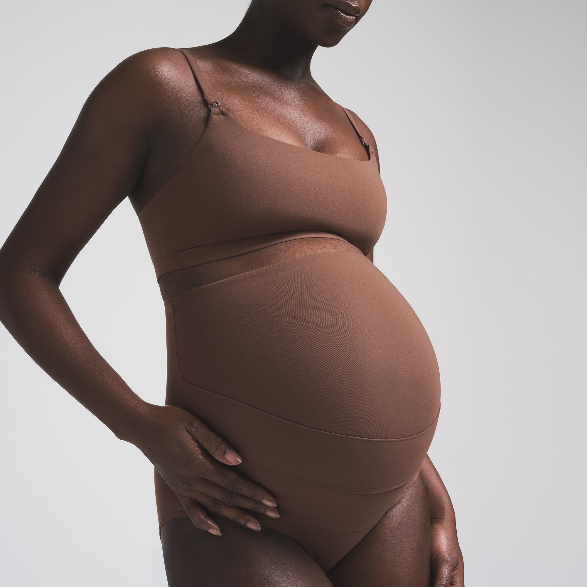 FITS EVERYBODY MATERNITY BANDED HIGH-WAISTED BRIEF | JASPER ON A MODEL SIDE VIEW | FOCUS: 0.0, 1.0, 0.9