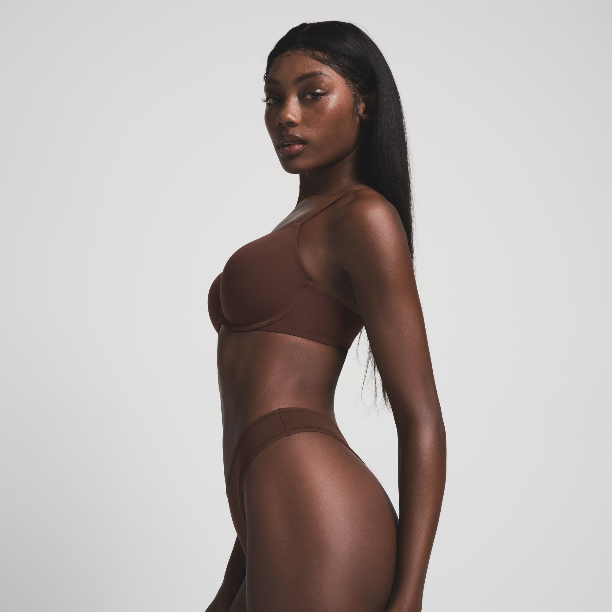 FITS EVERYBODY DIPPED FRONT THONG | COCOA ON A MODEL SIDE VIEW | FOCUS: 0.0, 1.0, 0.9