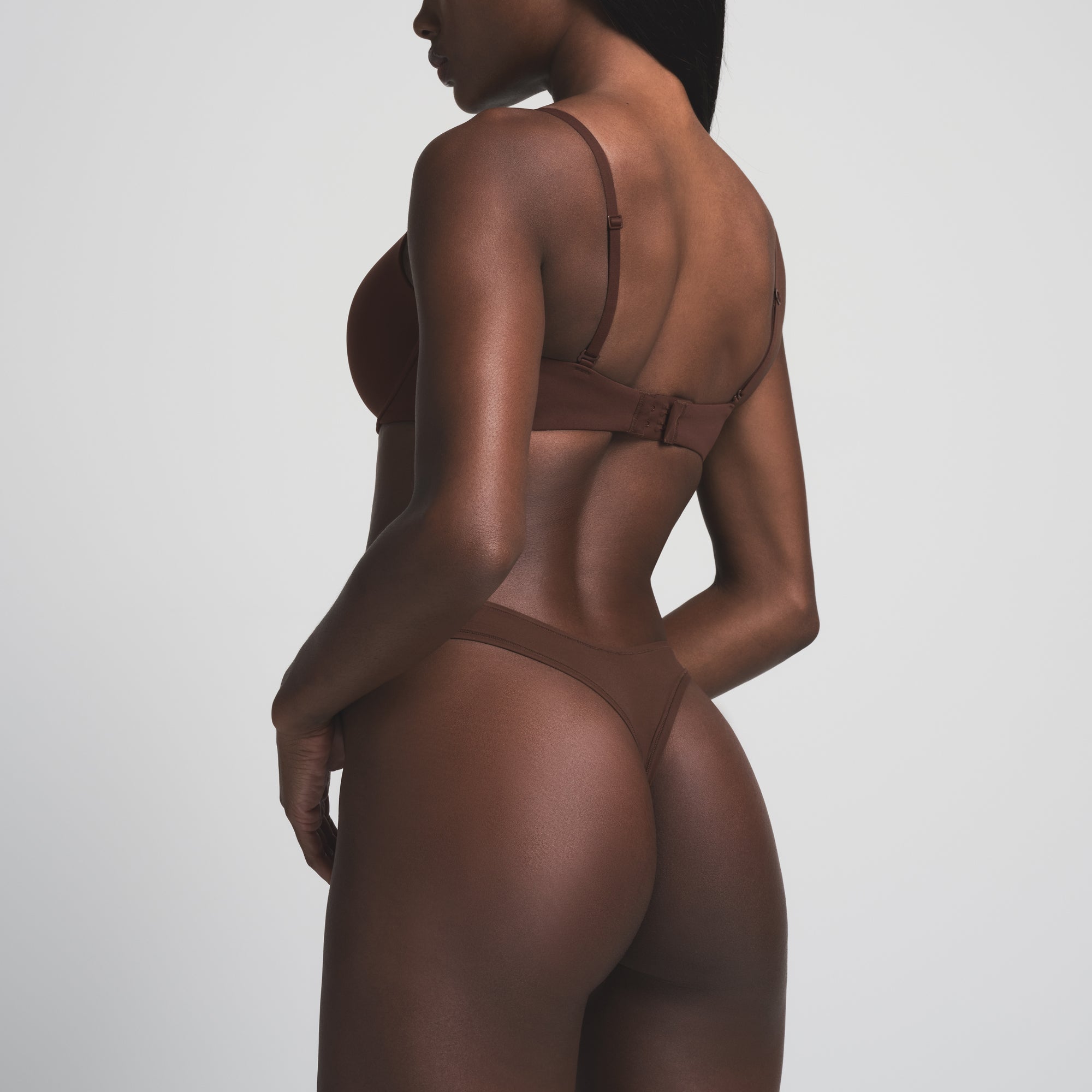 FITS EVERYBODY DIPPED FRONT THONG | COCOA ON A MODEL BACK VIEW | FOCUS: 0.0, 1.0, 0.9