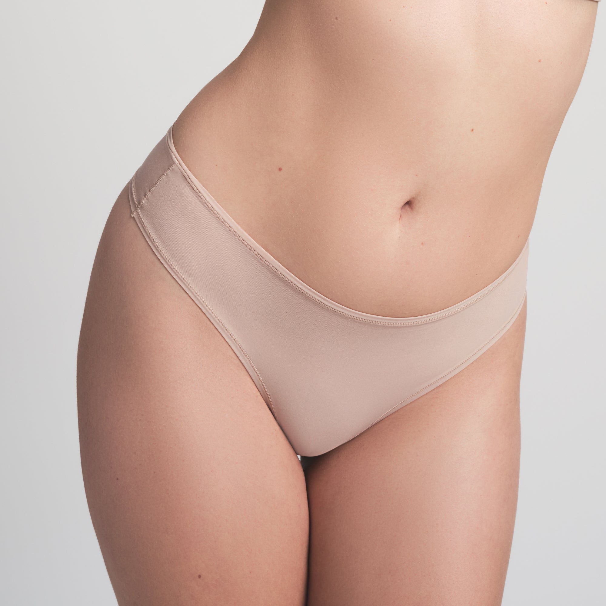 FITS EVERYBODY THONG | MICA ON A MODEL FRONT VIEW | FOCUS: 0.0, 1.0, 0.9