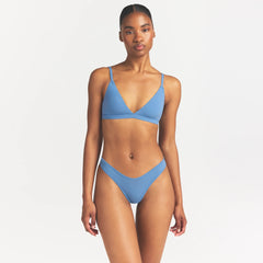 FITS EVERYBODY DIPPED FRONT THONG | ARCTIC ON A MODEL SIDE VIEW @ | FOCUS: 0.0, 1.0, 0.9