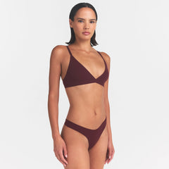 FITS EVERYBODY DIPPED FRONT THONG | CURRANT ON A MODEL | FOCUS: 0.0, 1.0, 0.9