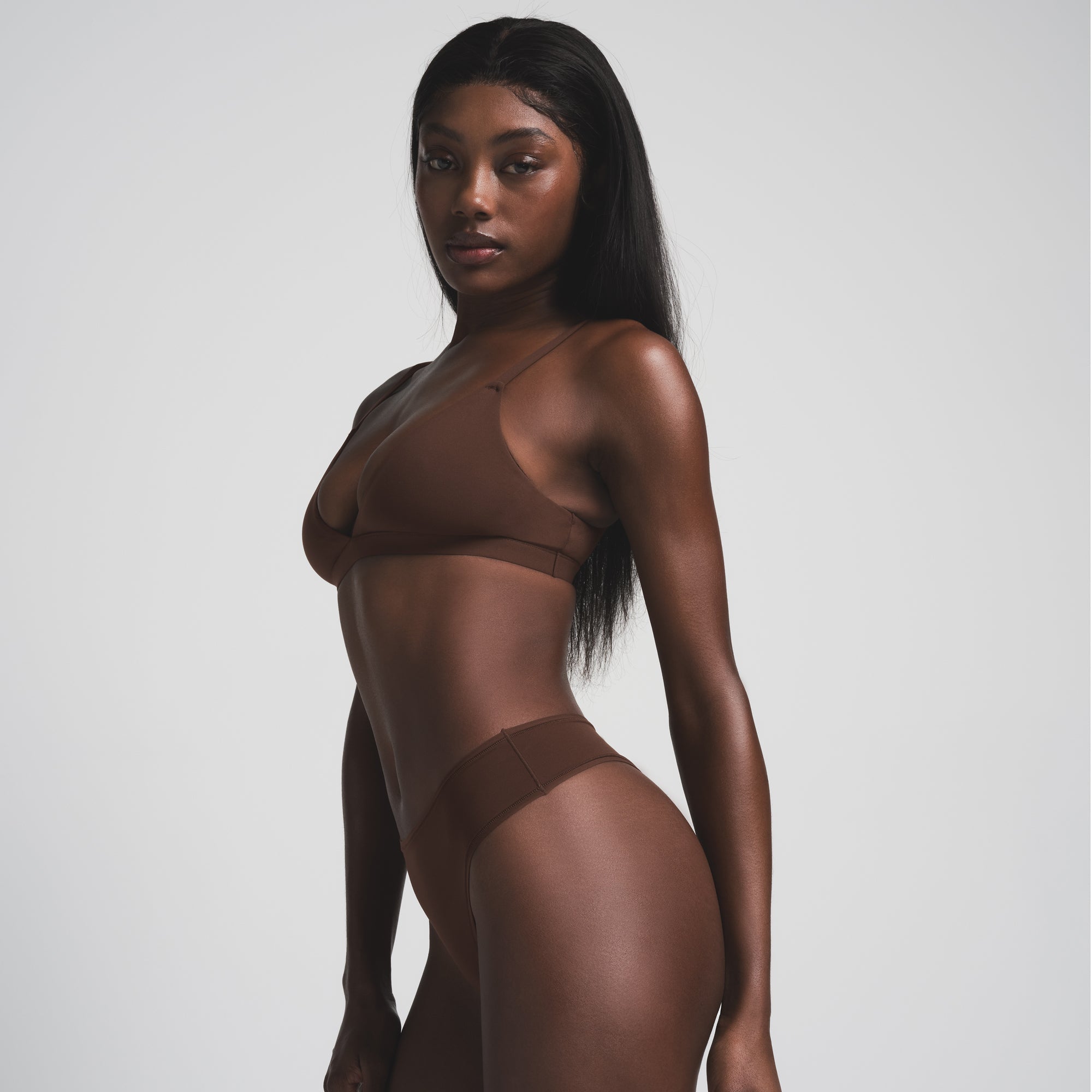 FITS EVERYBODY THONG IN COCOA ON A MODEL SIDE VIEW  | FOCUS: 0.0, 1.0, 0.9