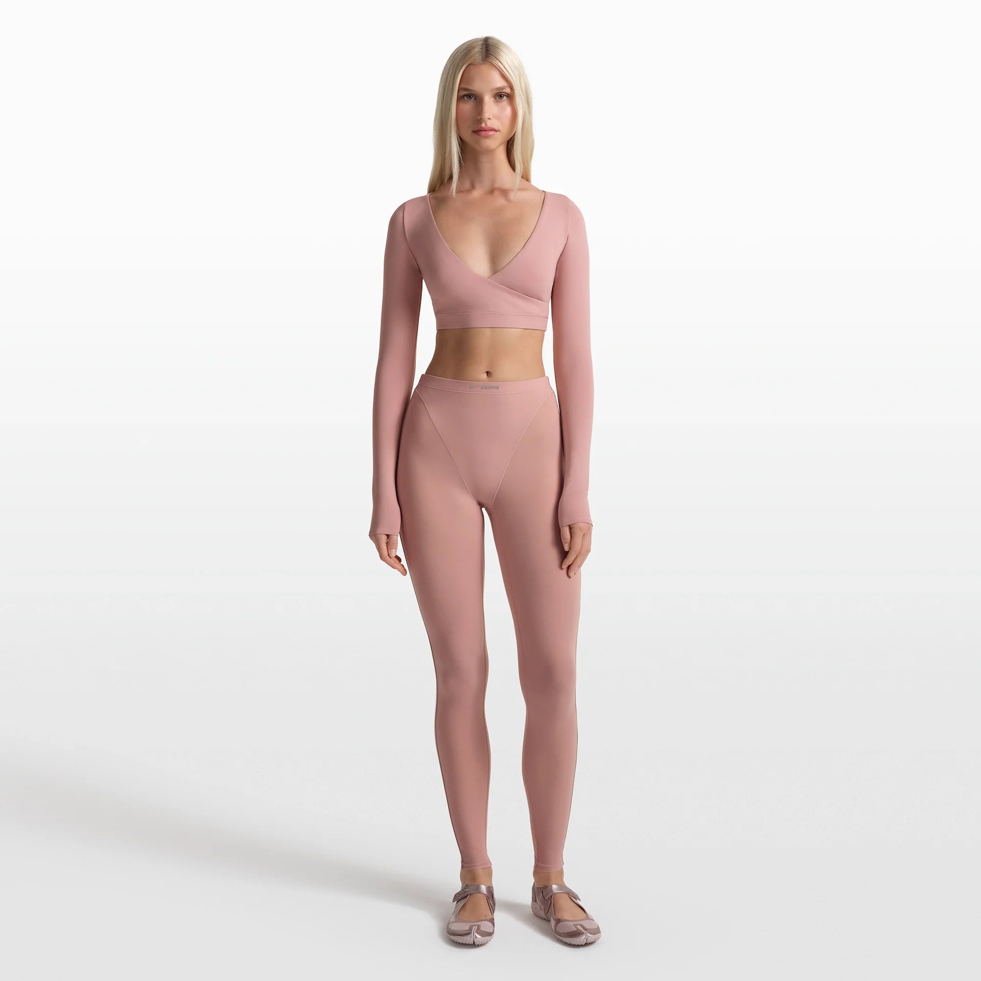 NikeSKIMS WEIGHTLESS LAYERS V-LINE 26" LEGGING | HIMALAYAN ON A MODEL FRONT VIEW @ | FOCUS: 0.0, 1.0, 0.9