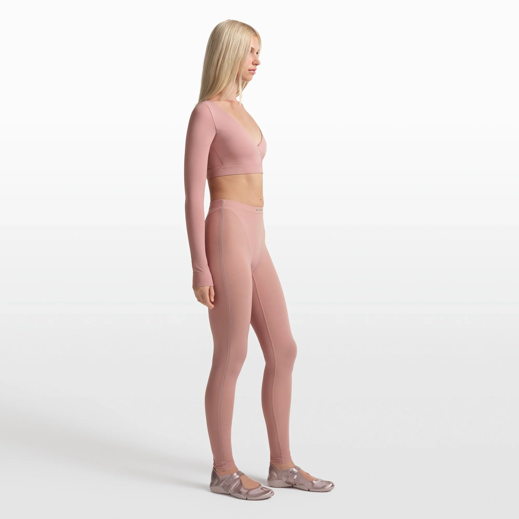 NikeSKIMS WEIGHTLESS LAYERS V-LINE 26" LEGGING | HIMALAYAN ON A MODEL FRONT VIEW @ | FOCUS: 0.0, 1.0, 0.9