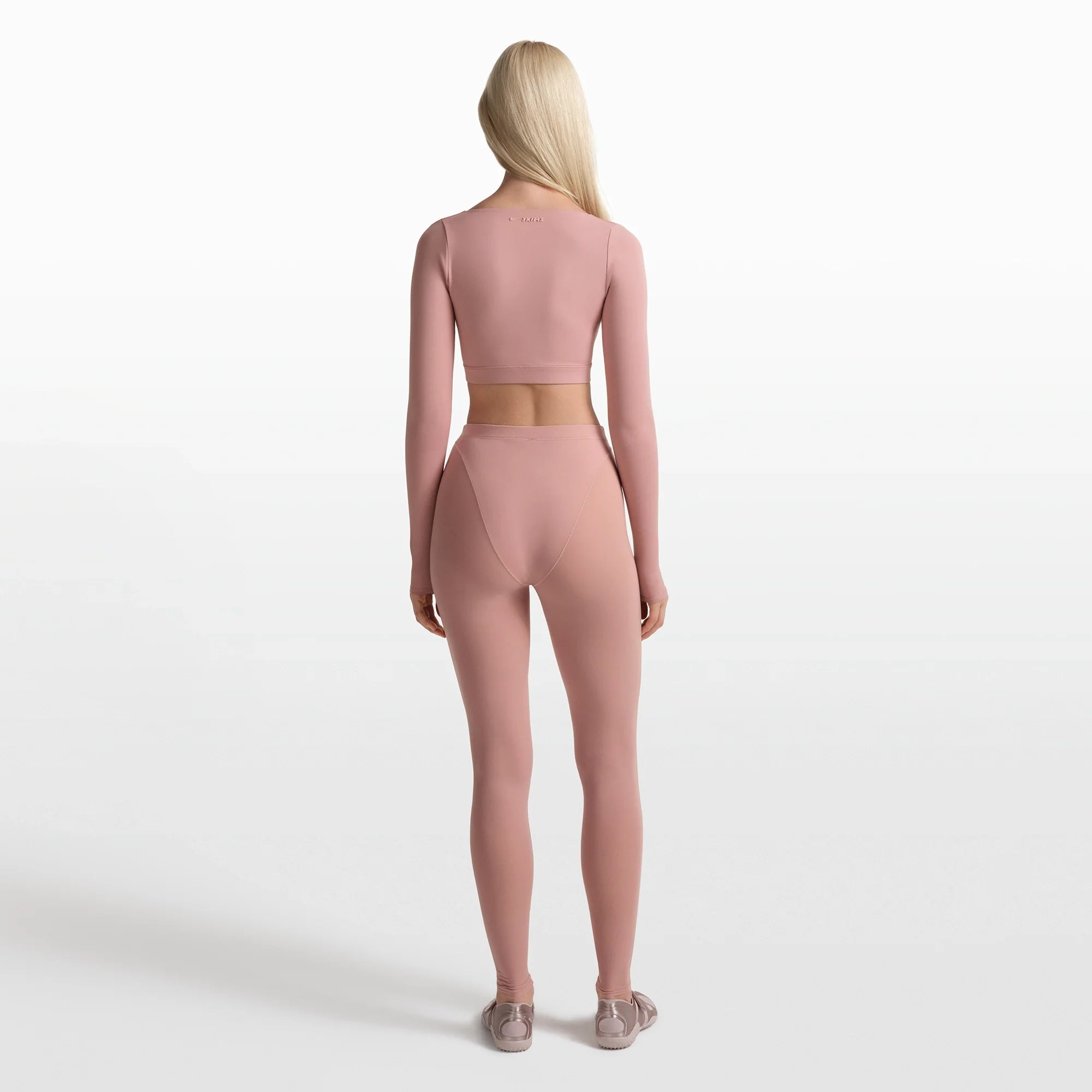 NikeSKIMS WEIGHTLESS LAYERS V-LINE 26" LEGGING | HIMALAYAN ON A MODEL FRONT VIEW @ | FOCUS: 0.0, 1.0, 0.9