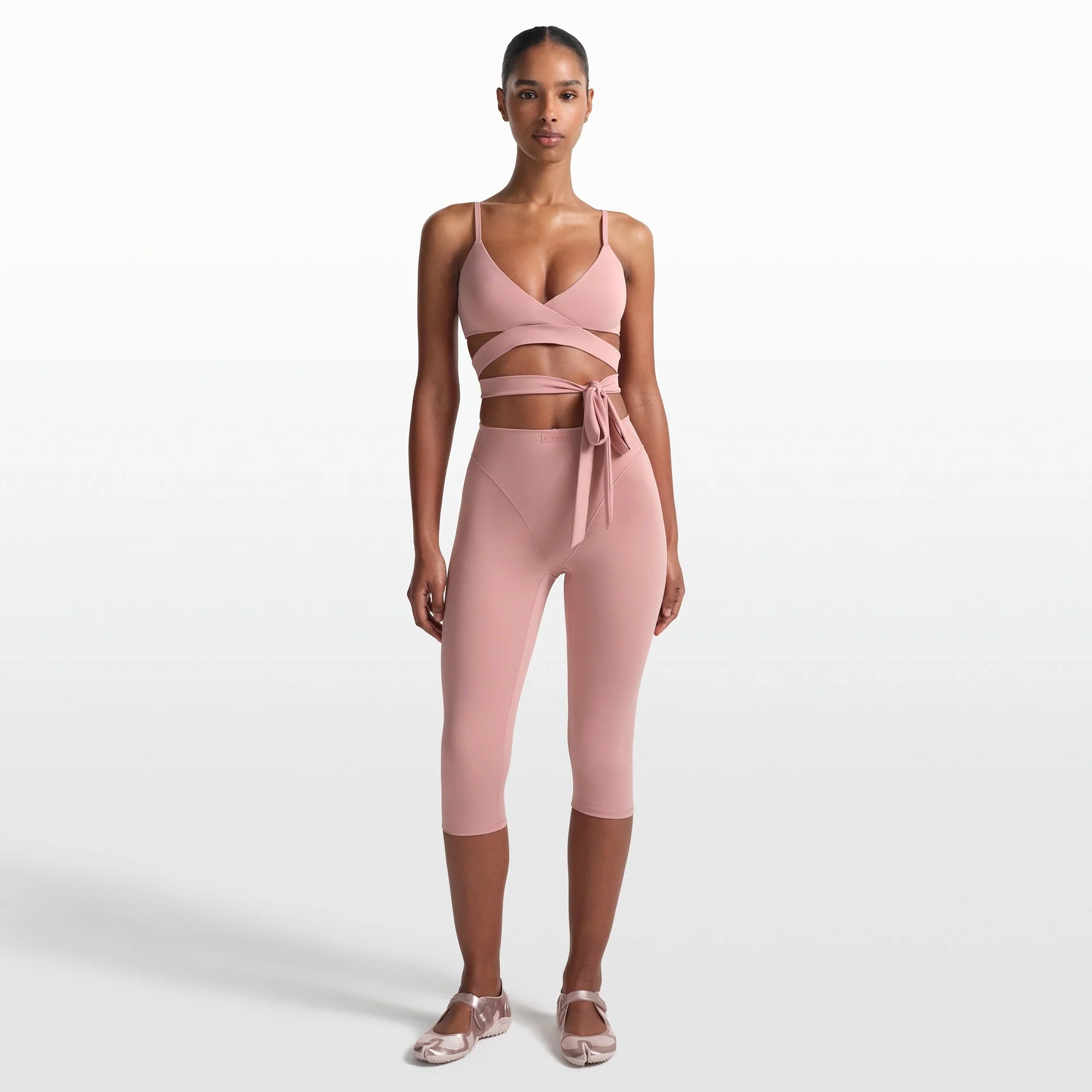 NikeSKIMS MATTE 17" V-LINE CROP LEGGING | HIMALAYAN ON A MODEL FRONT VIEW @ | FOCUS: 0.0, 1.0, 0.9