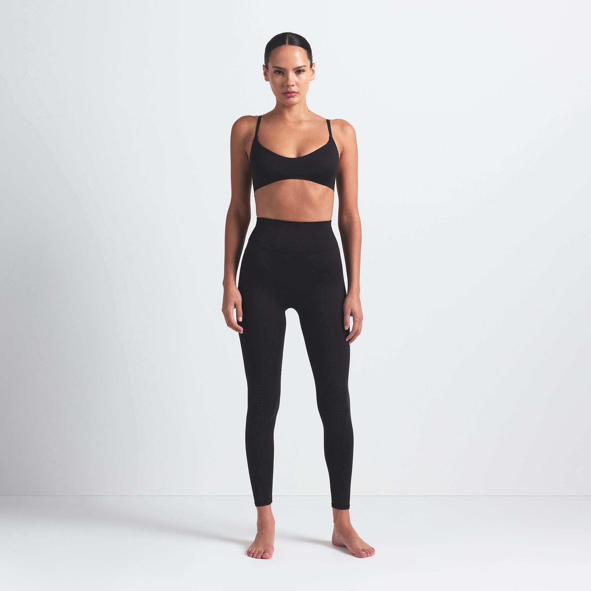 NikeSKIMS MATTE KNEE GRIP 26" LEGGING | OBSIDIAN ON A MODEL FRONT VIEW @ | FOCUS: 0.0, 1.0, 0.9