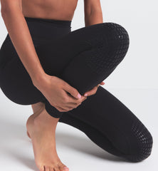 NikeSKIMS MATTE KNEE GRIP 26" LEGGING | OBSIDIAN ON A MODEL FRONT VIEW @ | FOCUS: 0.0, 1.0, 0.9