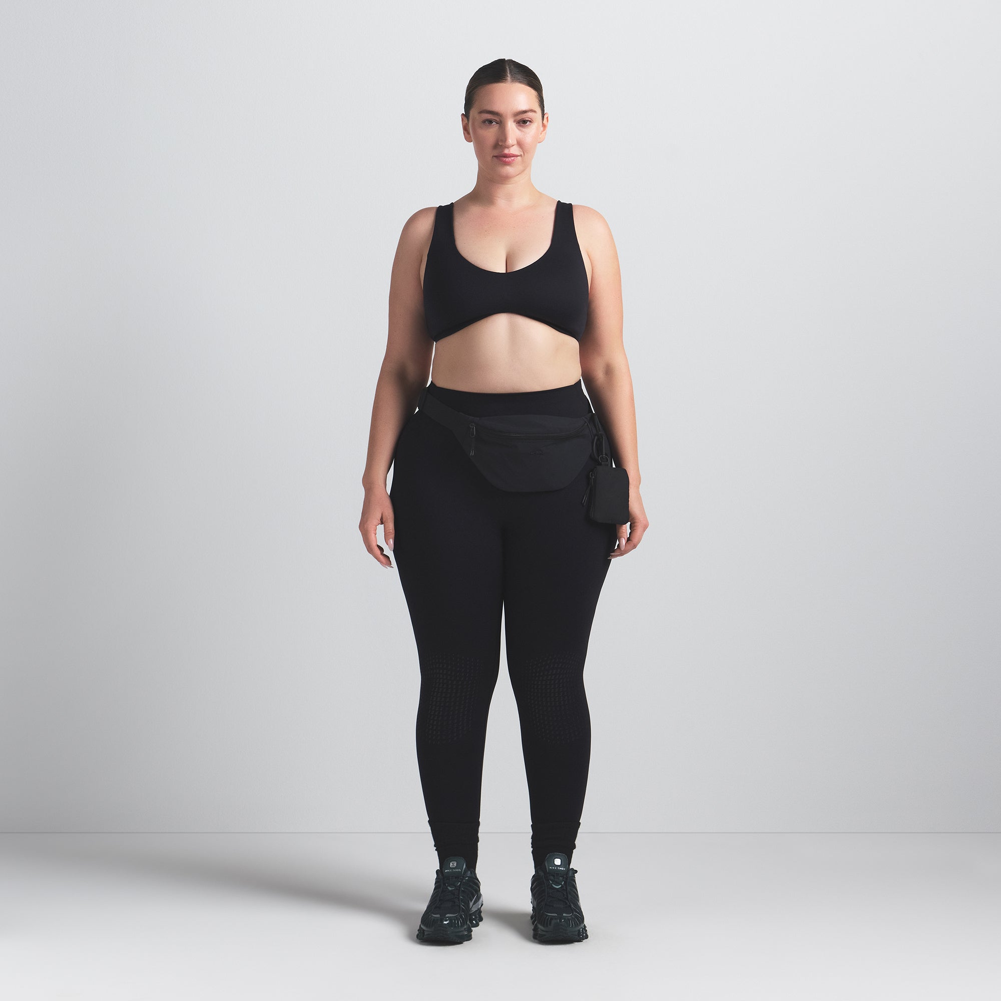 NikeSKIMS MATTE KNEE GRIP 26" LEGGING | OBSIDIAN ON A MODEL FRONT VIEW @ | FOCUS: 0.0, 1.0, 0.9