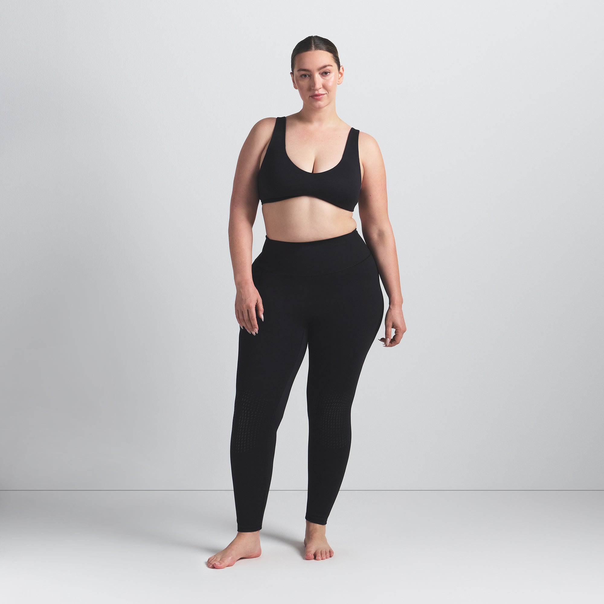 NikeSKIMS MATTE KNEE GRIP 26" LEGGING | OBSIDIAN ON A MODEL FRONT VIEW @ | FOCUS: 0.0, 1.0, 0.9
