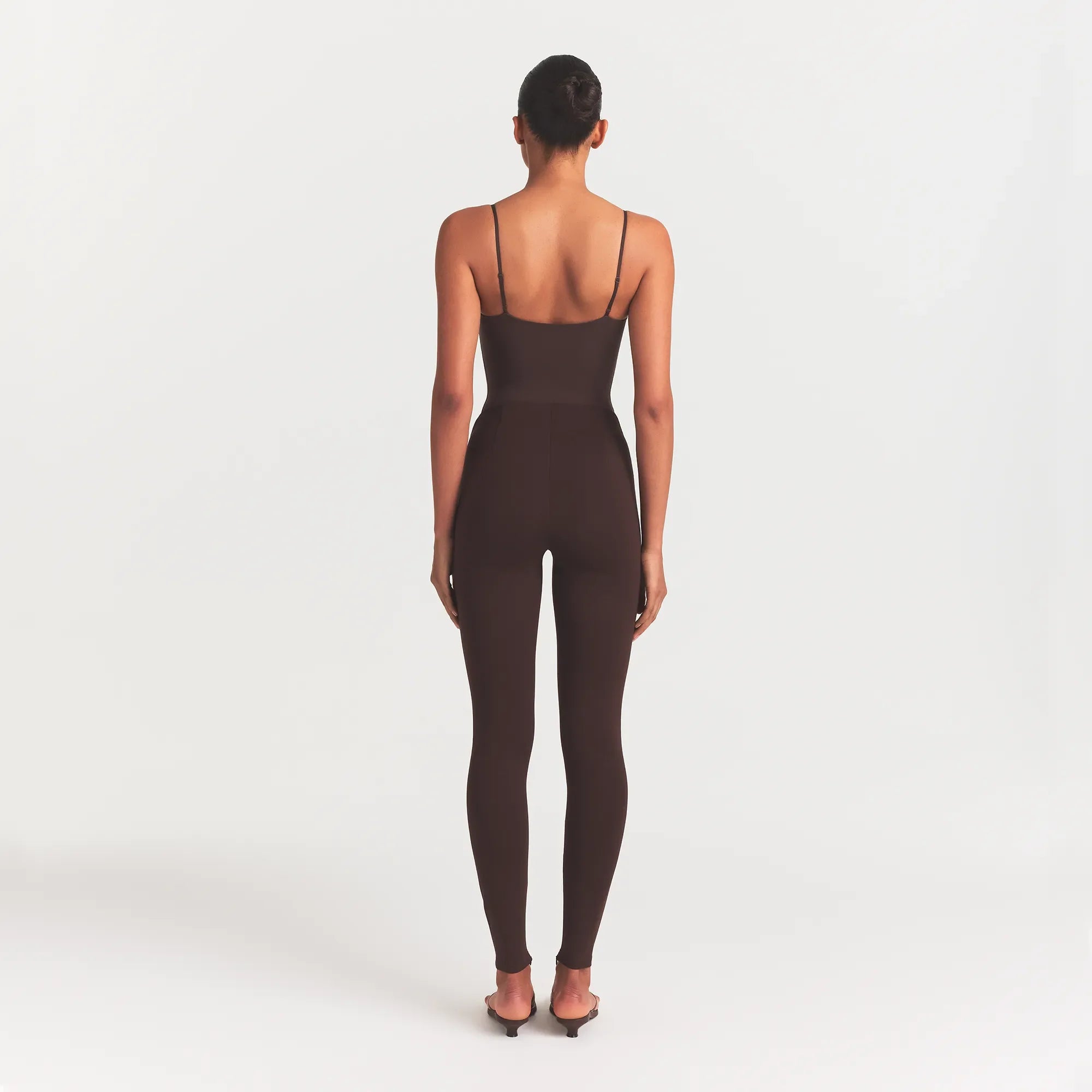 THE ESSENTIAL COLLECTION HIGH-WAISTED LEGGING | ESPRESSO ON A MODEL BACK VIEW @ | FOCUS: 0.0, 1.0, 0.9