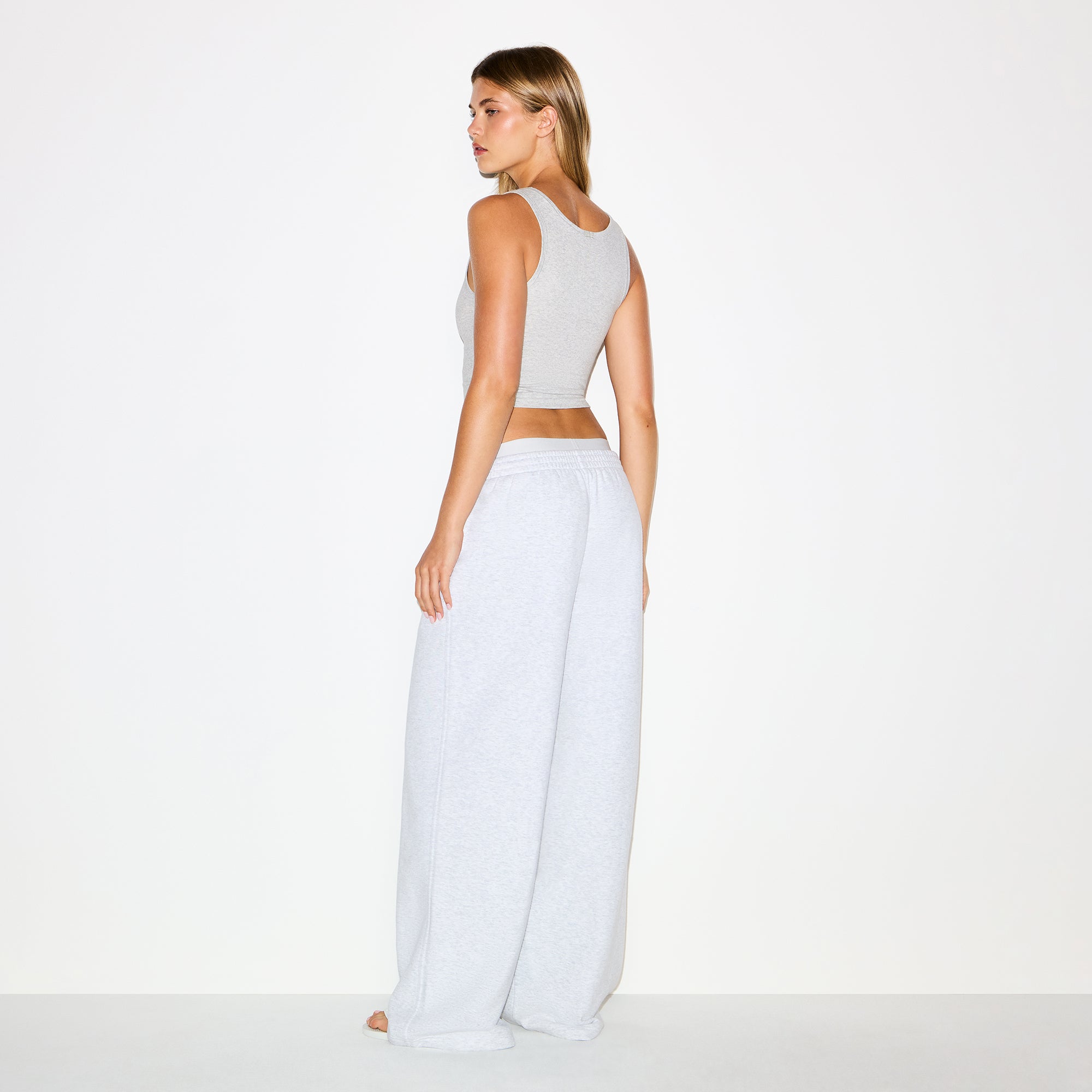 COTTON FLEECE NEW OVERSIZED DOUBLE WAISTBAND PANT | LIGHT HEATHER GREY ON A MODEL BACK VIEW @ | FOCUS: 0.0, 1.0, 0.9