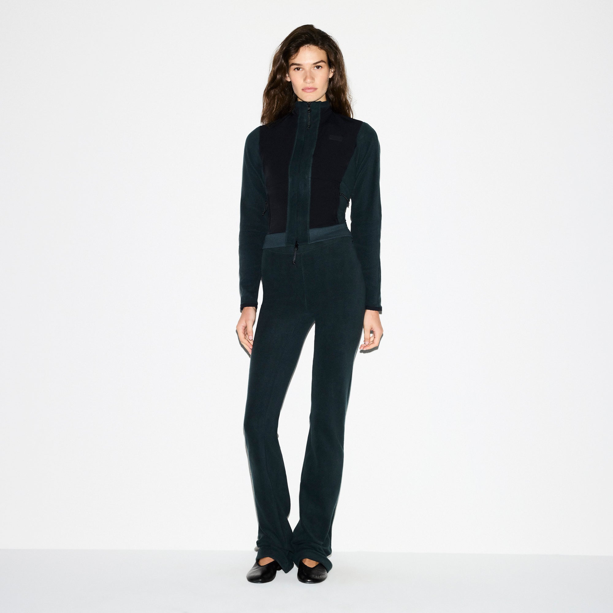 OUTDOOR FLEECE PANT | DARK TEAL ON A MODEL FRONT VIEW @ | FOCUS: 0.0, 1.0, 0.9