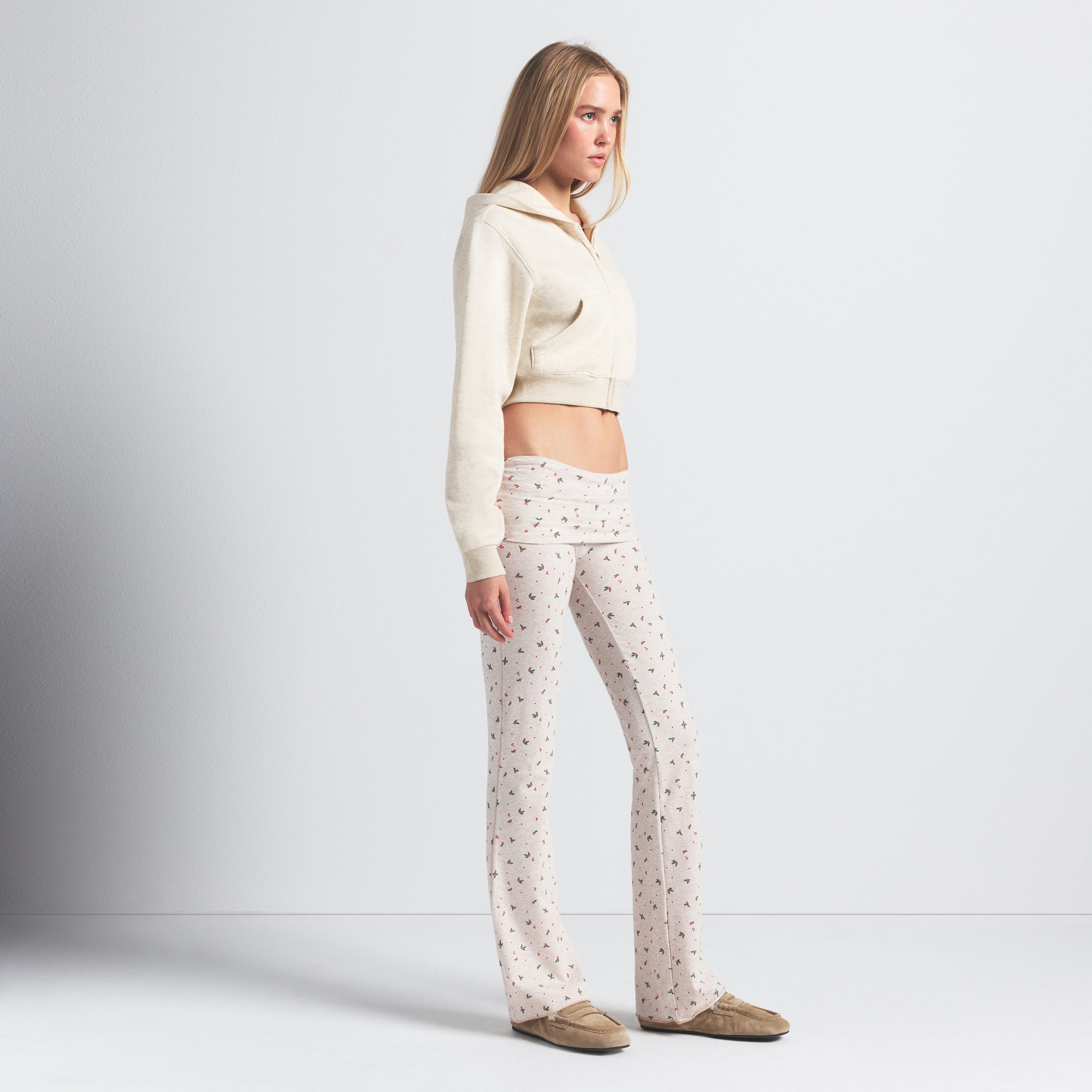 COTTON JERSEY FOLDOVER PANT | OATMEAL HEATHER HOLLY PRINT ON A MODEL FRONT VIEW @ | FOCUS: 0.0, 1.0, 0.9