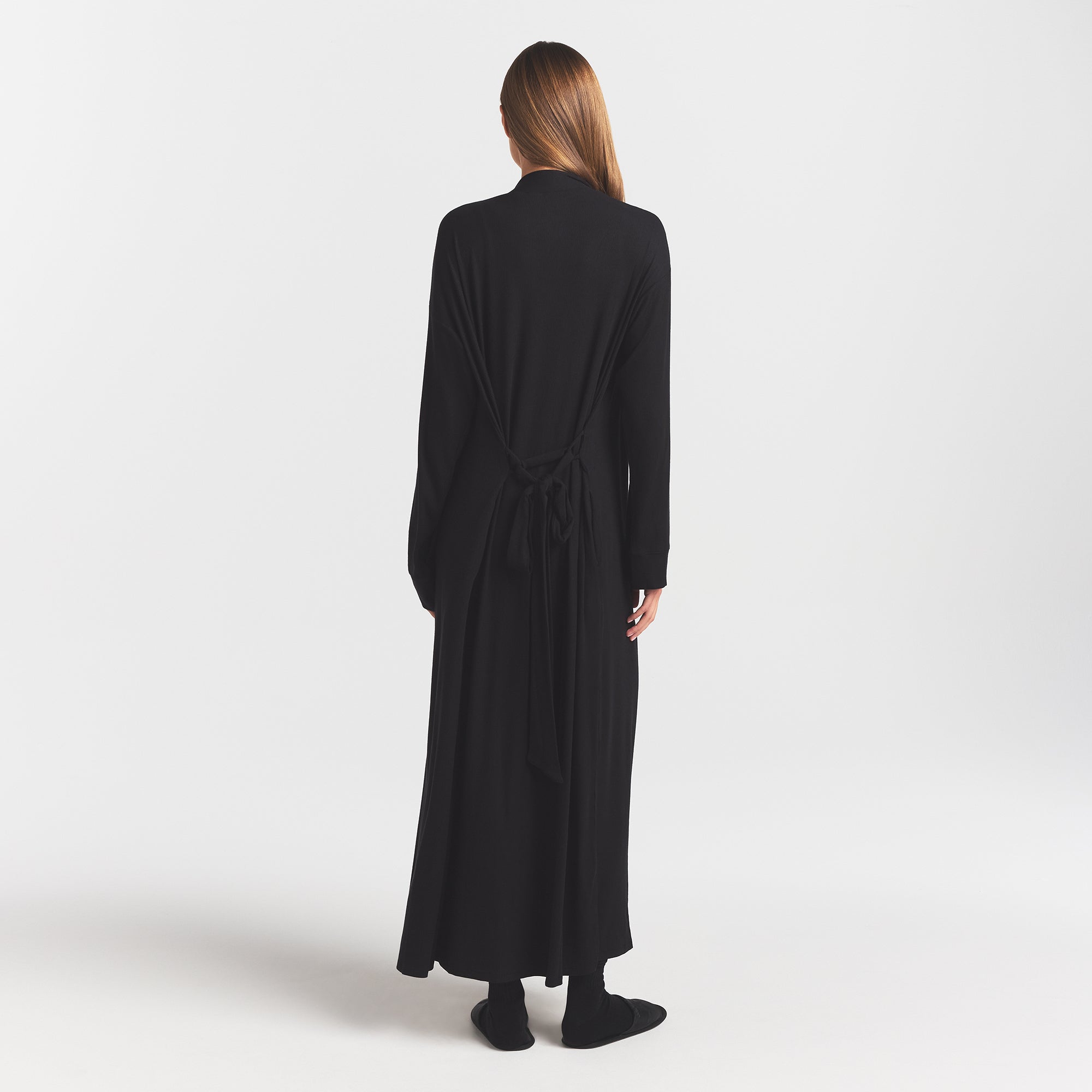 SOFT LOUNGE LONG ROBE | ONYX ON A MODEL BACK VIEW @ | FOCUS: 0.0, 1.0, 0.9