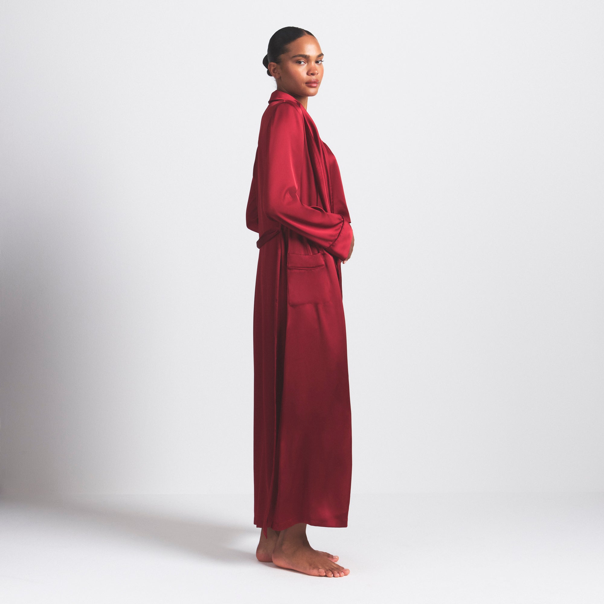 WOVEN SHINE LONG ROBE | BRICK ON A MODEL SIDE VIEW @ | FOCUS: 0.0, 1.0, 0.9