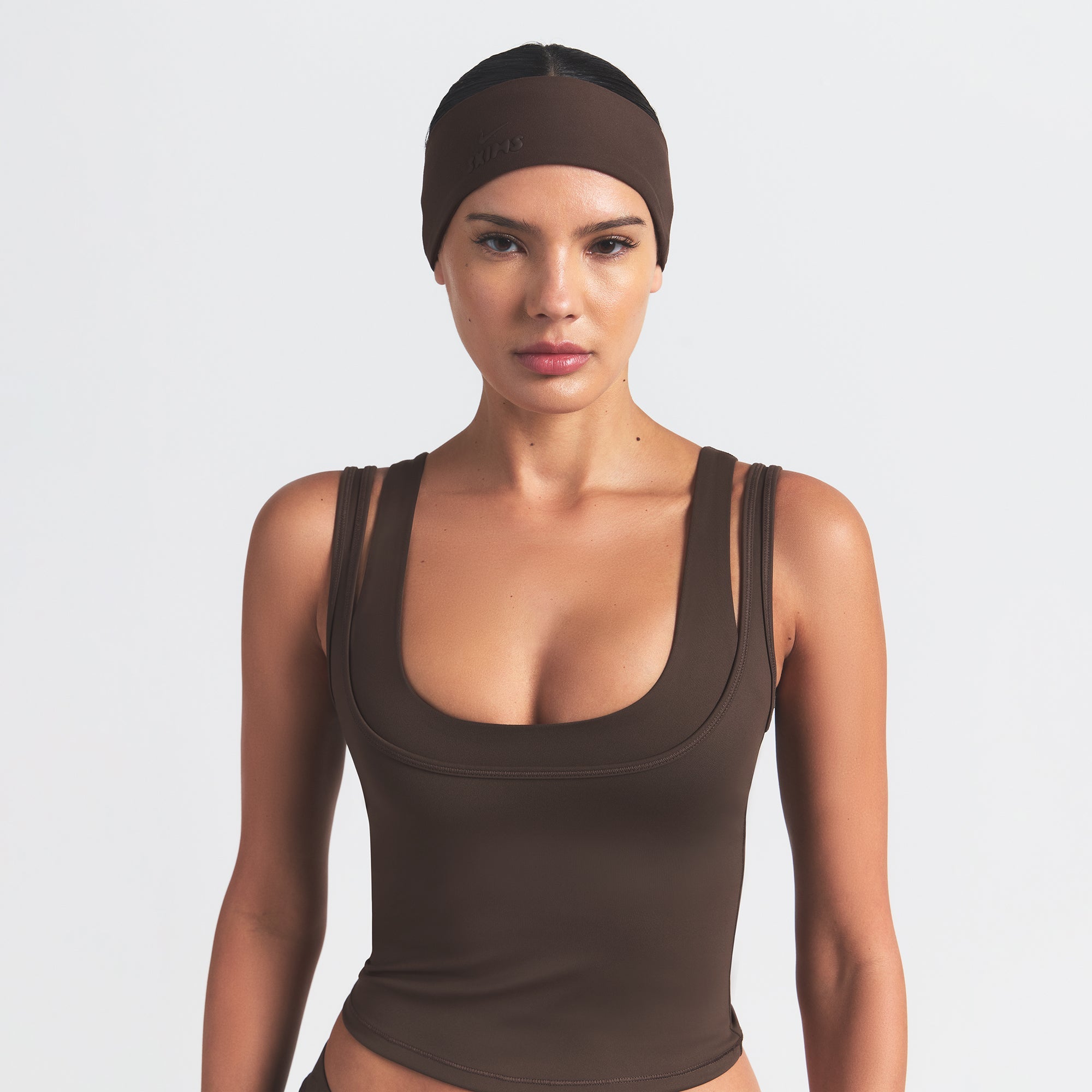 NikeSKIMS HEADBAND | DARK SEPIA ON A MODEL FRONT VIEW @ | FOCUS: 0.0, 1.0, 0.9