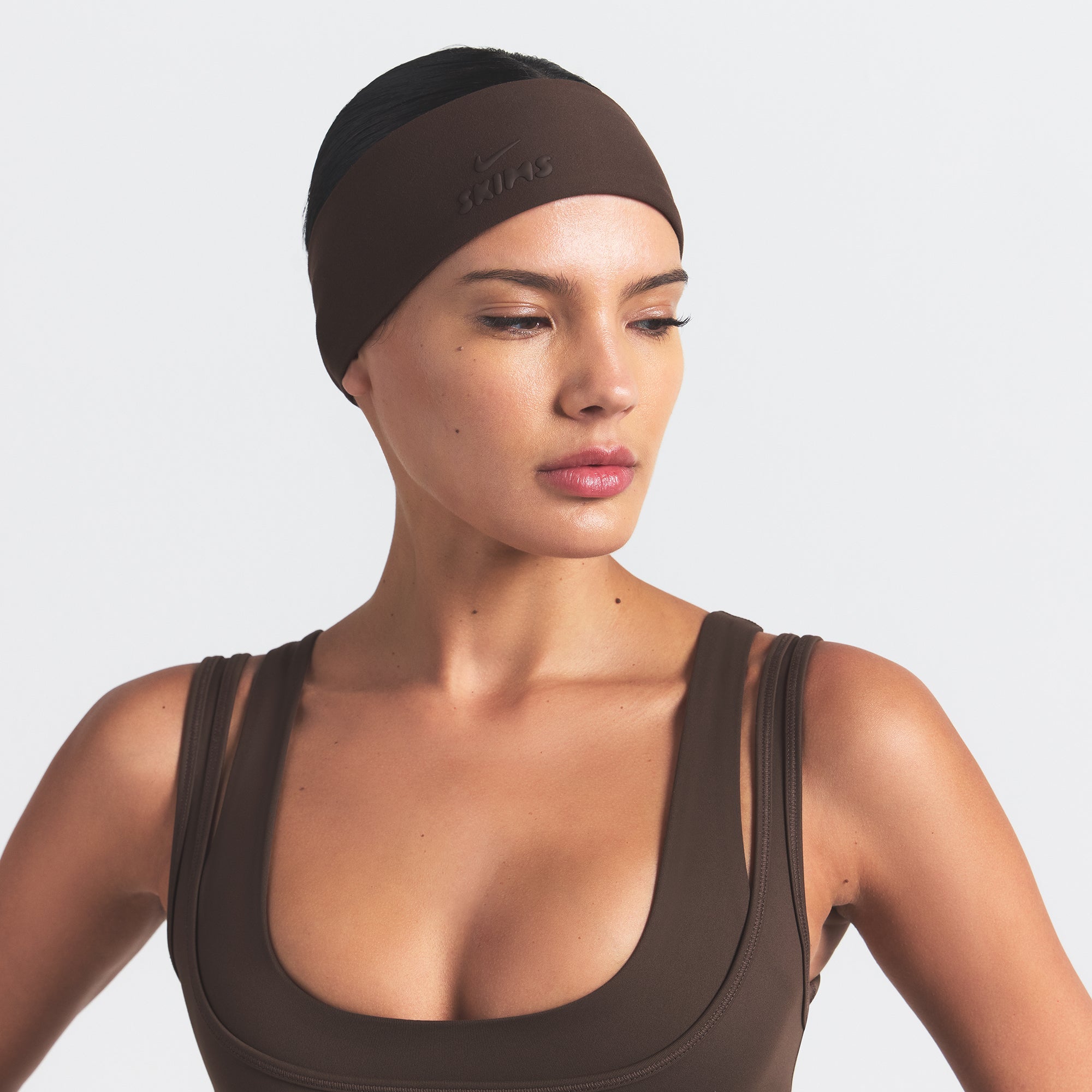 NikeSKIMS HEADBAND | DARK SEPIA ON A MODEL FRONT VIEW @ | FOCUS: 0.0, 1.0, 0.9