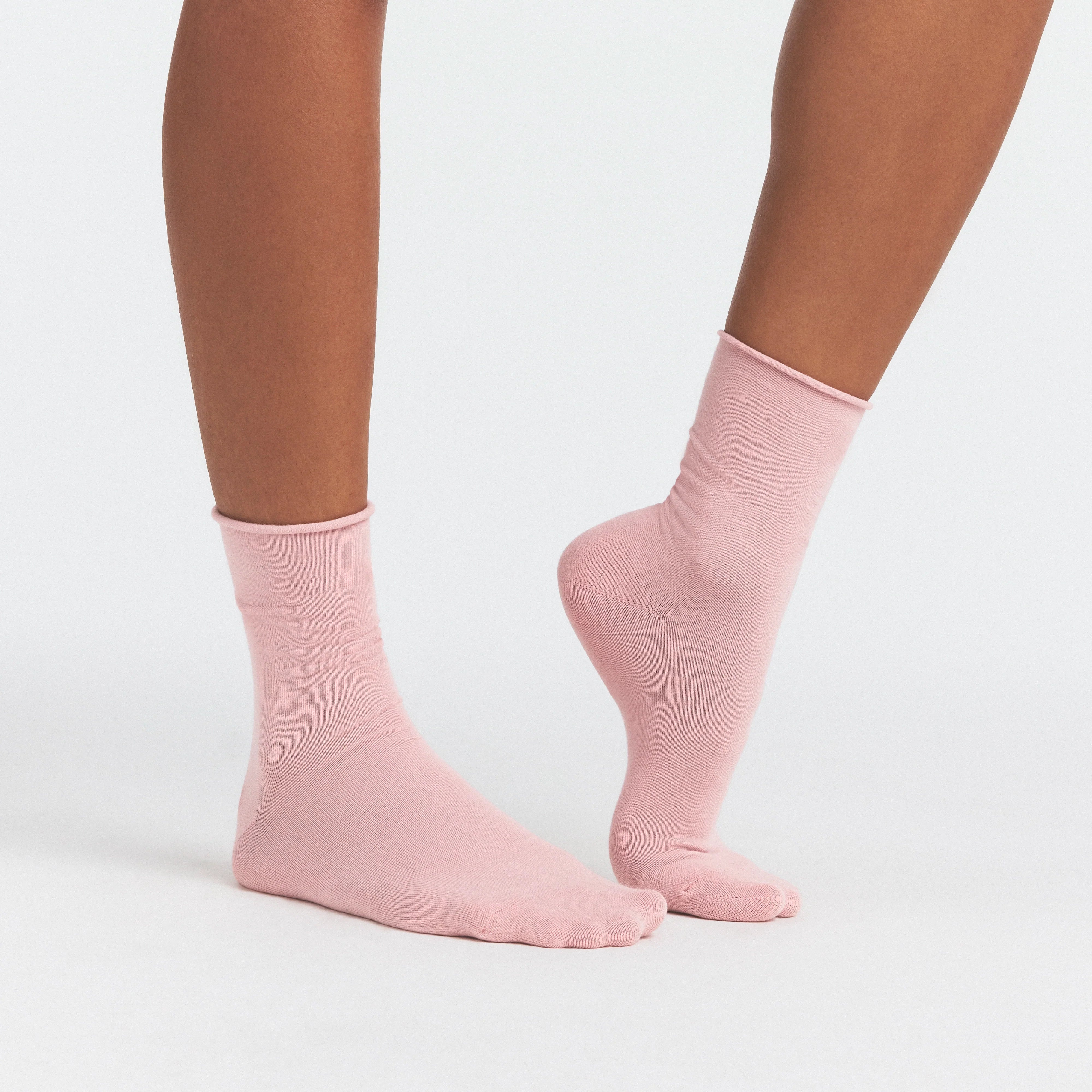 TEXTURED SOCK 3-PACK | SNOW HORSESHOE MULTI ON A MODEL FRONT VIEW