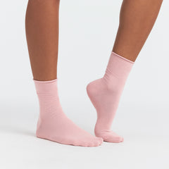 TEXTURED SOCK 3-PACK | SNOW HORSESHOE MULTI ON A MODEL FRONT VIEW