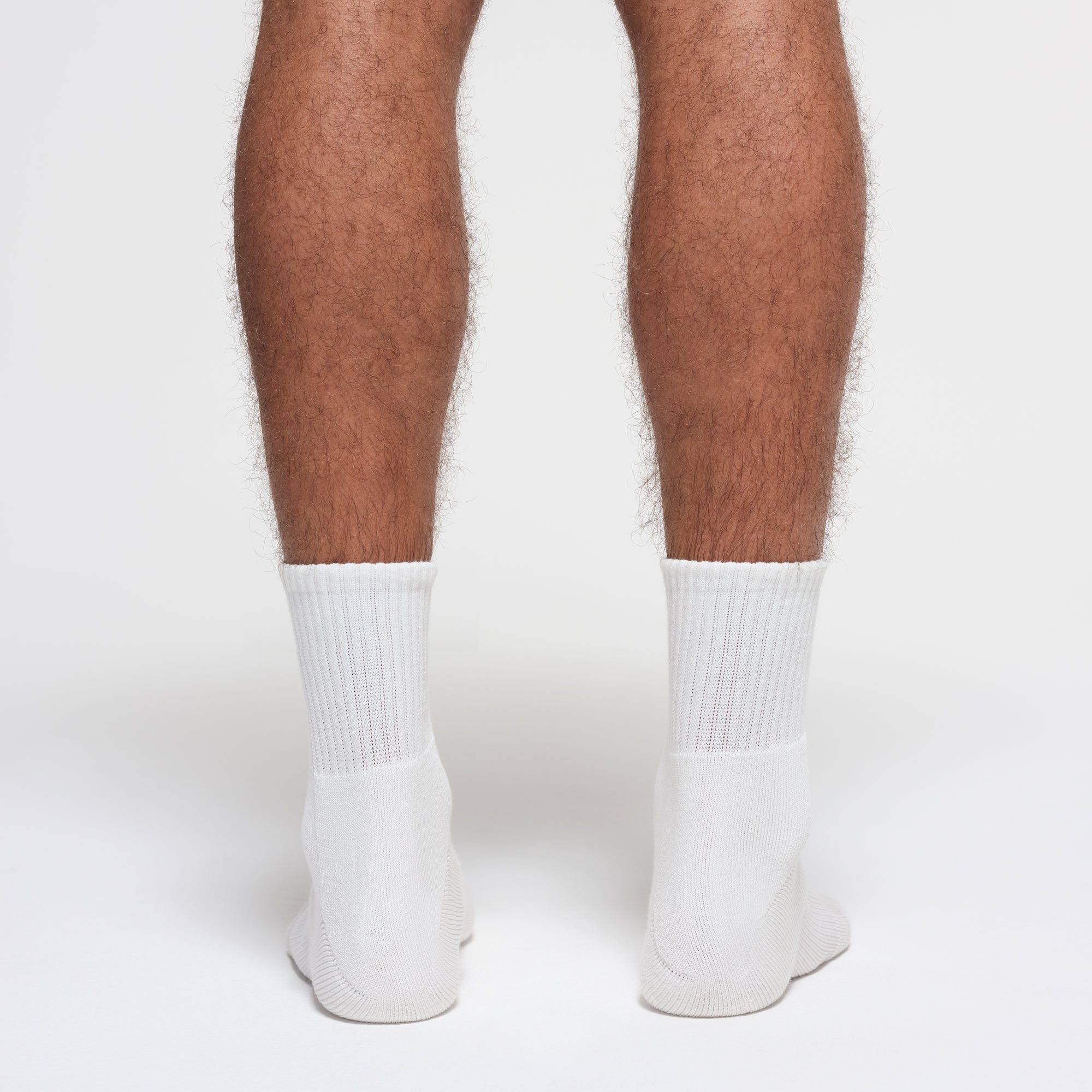 MENS EVERYDAY QUARTER CREW SOCK 3-PACK | CHALK ON A MODEL BACK VIEW
