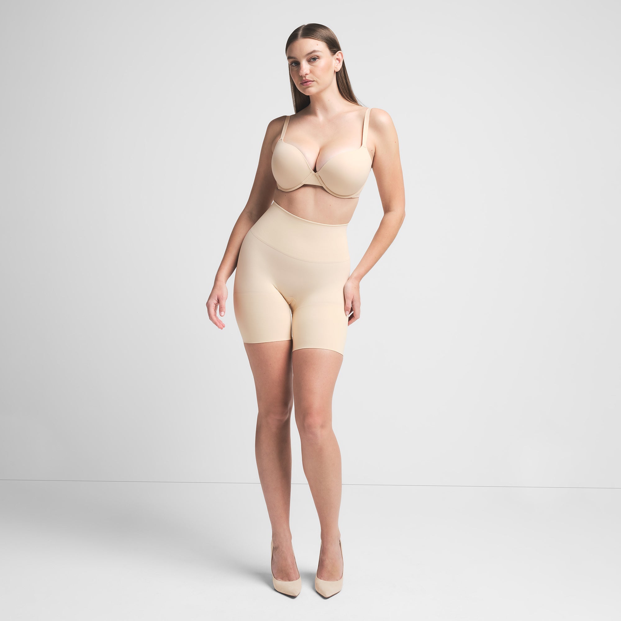 SEAMLESS SCULPT BUTT LIFTING SHORT | SAND ON A MODEL FRONT VIEW