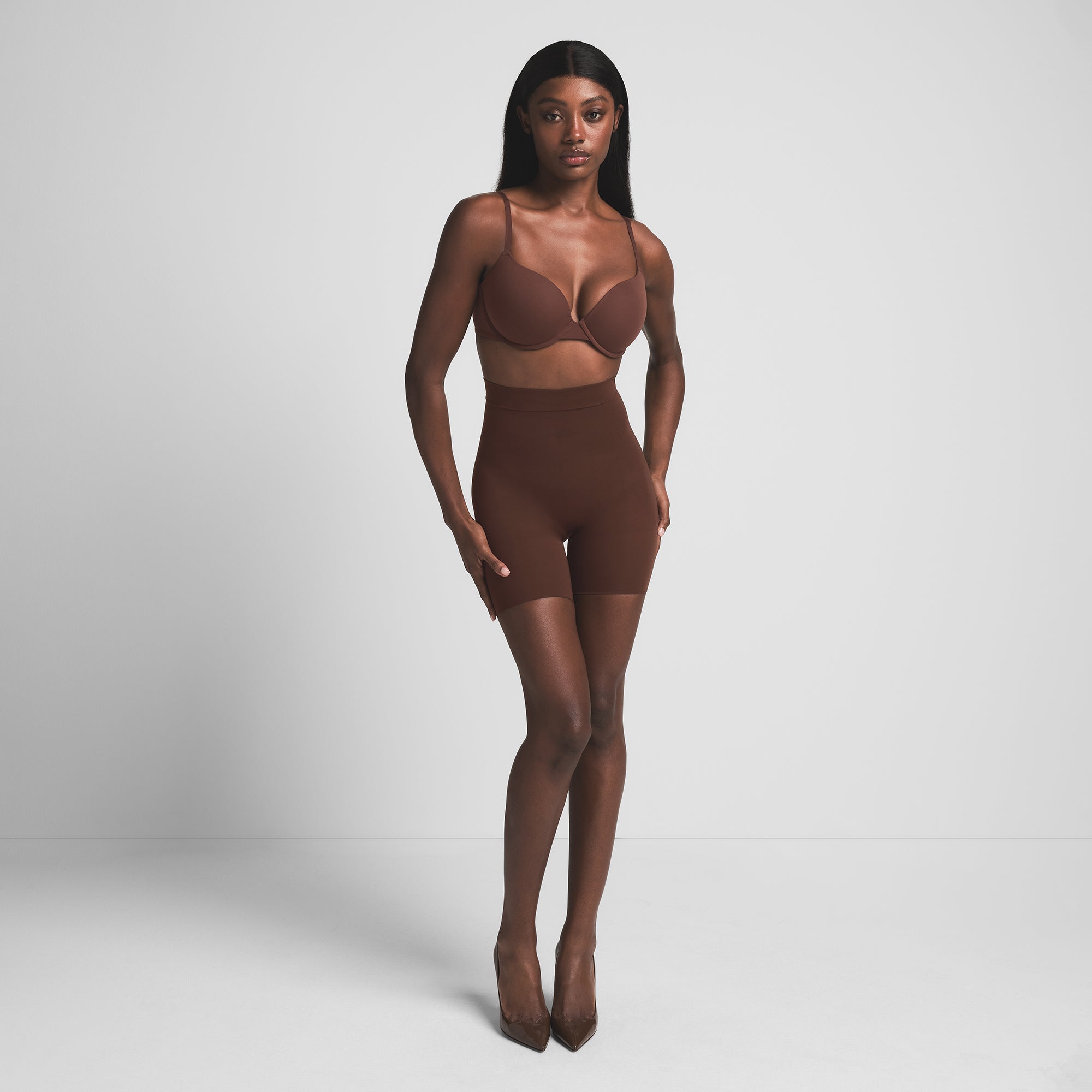 EVERYDAY SCULPT HIGH-WAISTED MID THIGH SHORT | COCOA ON A MODEL FRONT VIEW