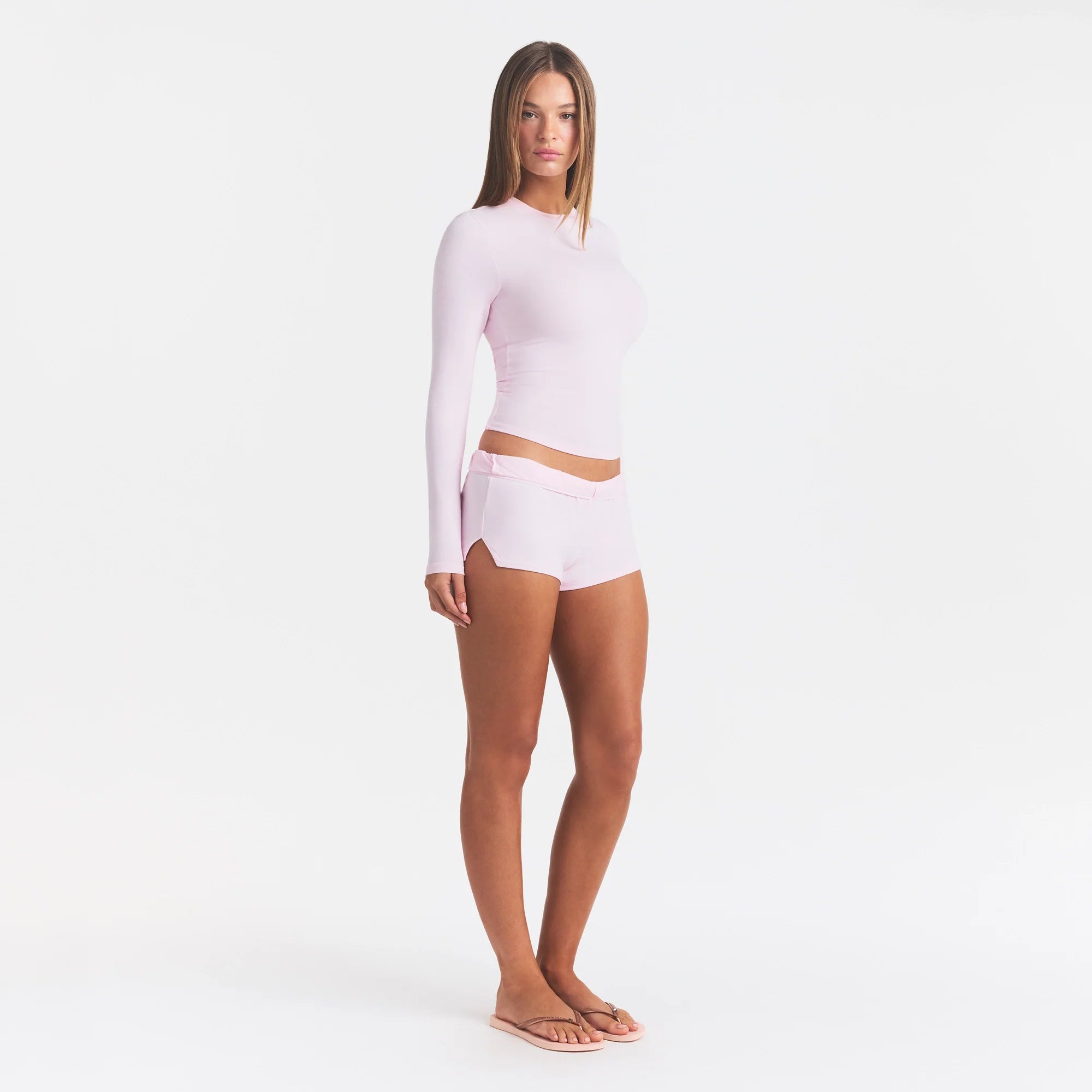 COTTON JERSEY LOOSE SHORT | CHERRY BLOSSOM ON A MODEL FRONT VIEW @ | FOCUS: 0.0, 1.0, 0.9