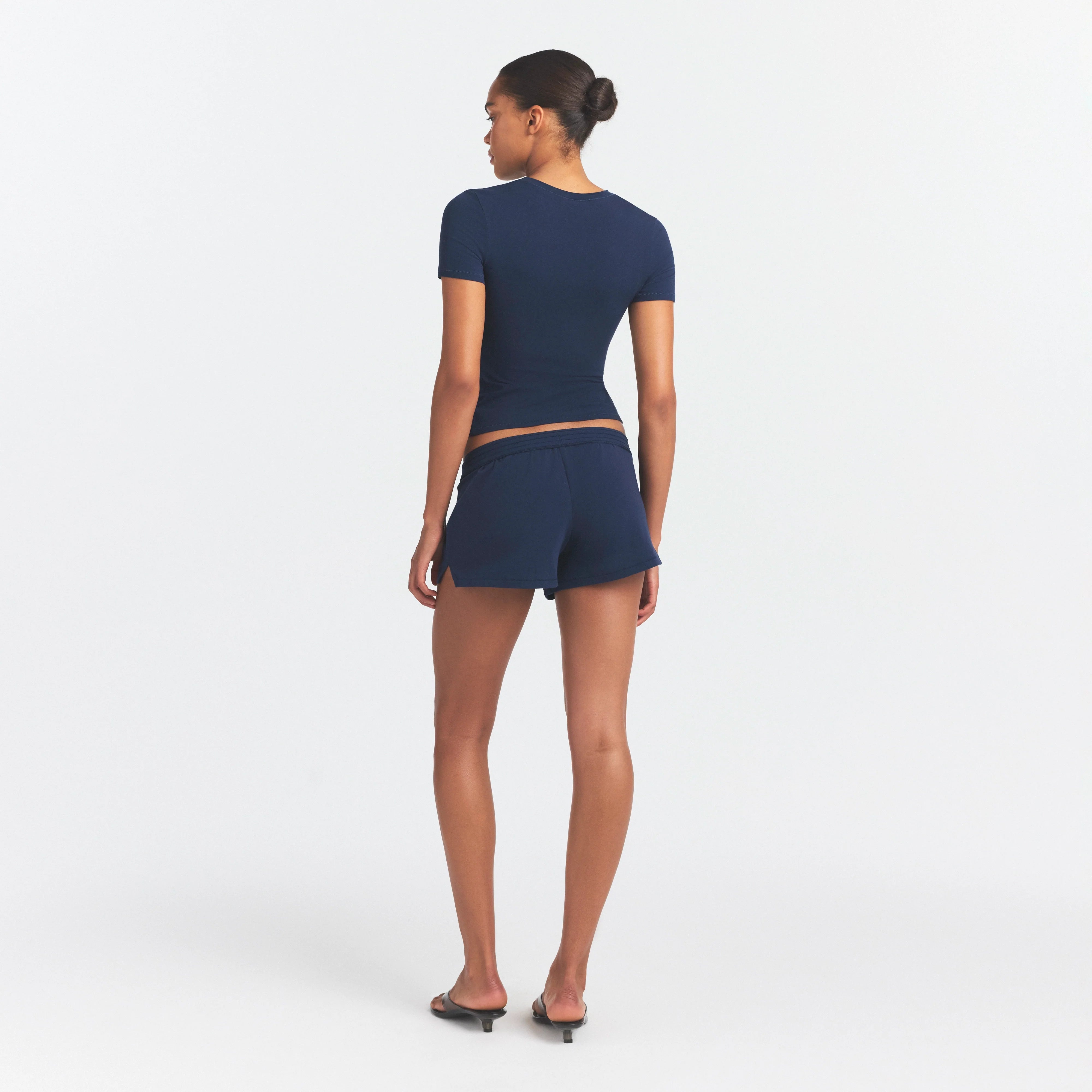 COTTON JERSEY LOOSE SHORT | NAVY ON A MODEL SIDE VIEW @ | FOCUS: 0.0, 1.0, 0.9