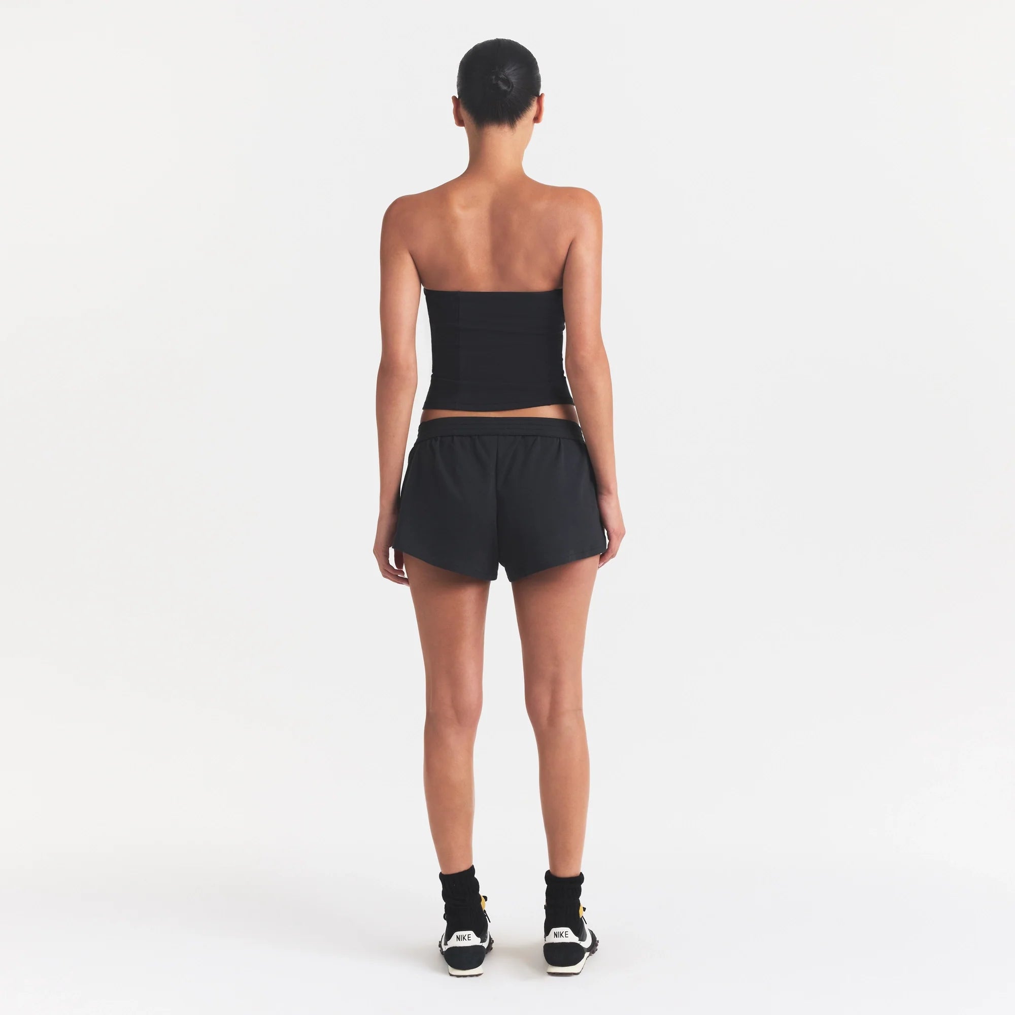 COTTON JERSEY LOOSE SHORT | SOOT ON A MODEL FRONT VIEW @ | FOCUS: 0.0, 1.0, 0.9