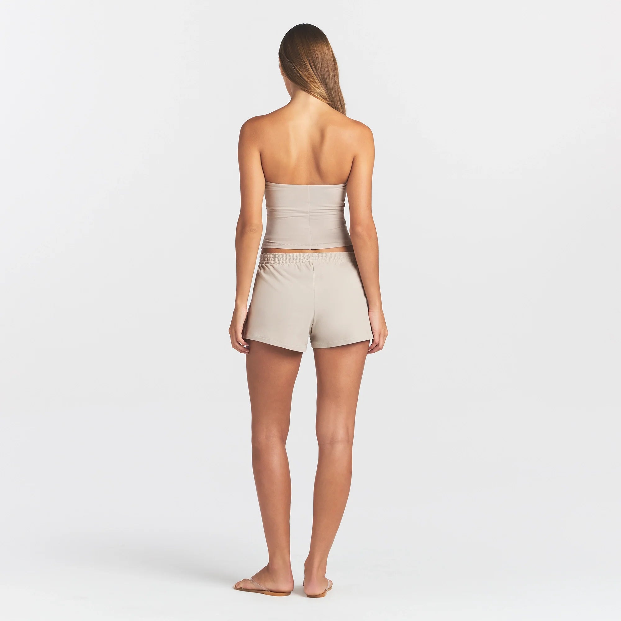 COTTON JERSEY LOOSE SHORT | STONE ON A MODEL BACK VIEW @ | FOCUS: 0.0, 1.0, 0.9