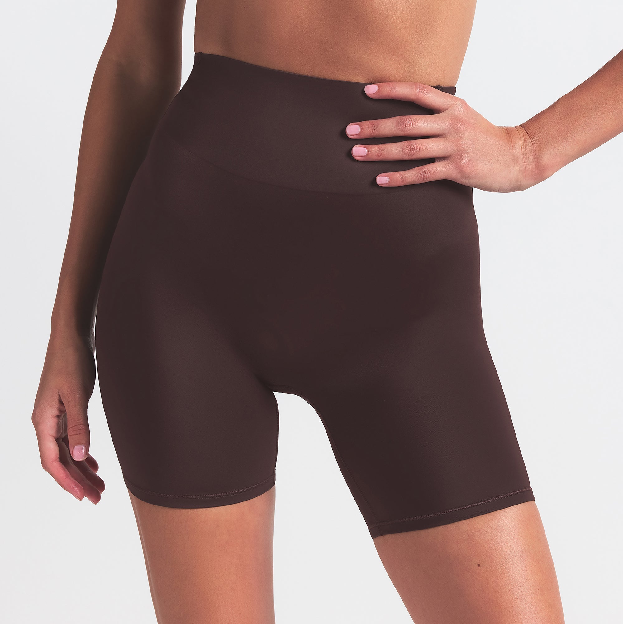 NikeSKIMS SHINE BONDED WAIST 5" BIKER SHORT | PHOENIX ON A MODEL SIDE VIEW
