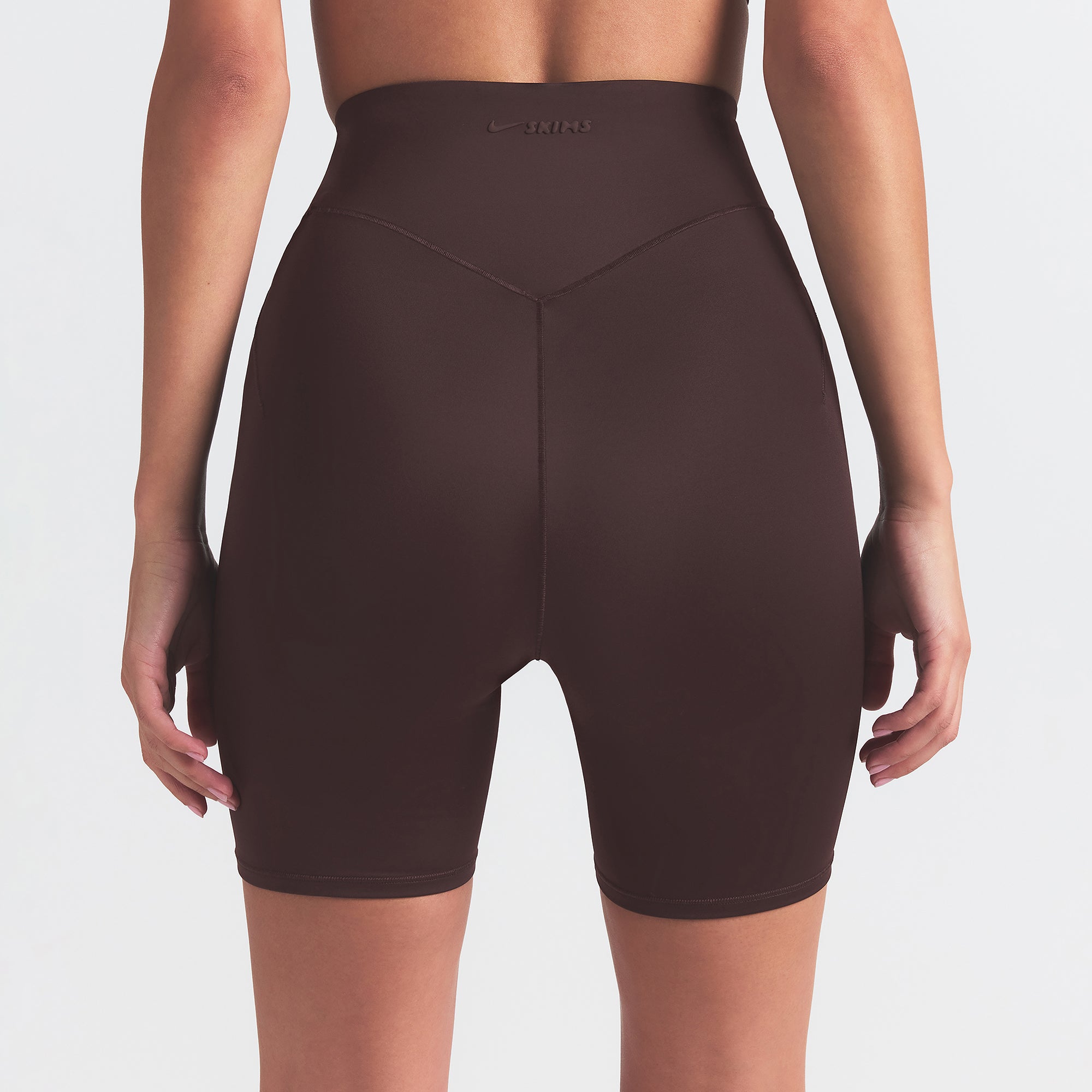NikeSKIMS SHINE BONDED WAIST 5" BIKER SHORT | PHOENIX ON A MODEL SIDE VIEW