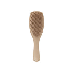 TANGLE TEEZER X SKIMS THE ULTIMATE DETANGLER | STRAIGHT TO WAVY CLAY FLAT ON A WHITE BACKGROUND | FLT