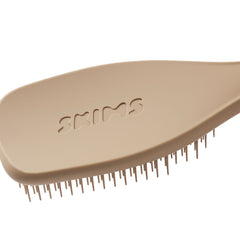TANGLE TEEZER X SKIMS THE ULTIMATE DETANGLER | STRAIGHT TO WAVY CLAY FLAT ON A WHITE BACKGROUND | FLT