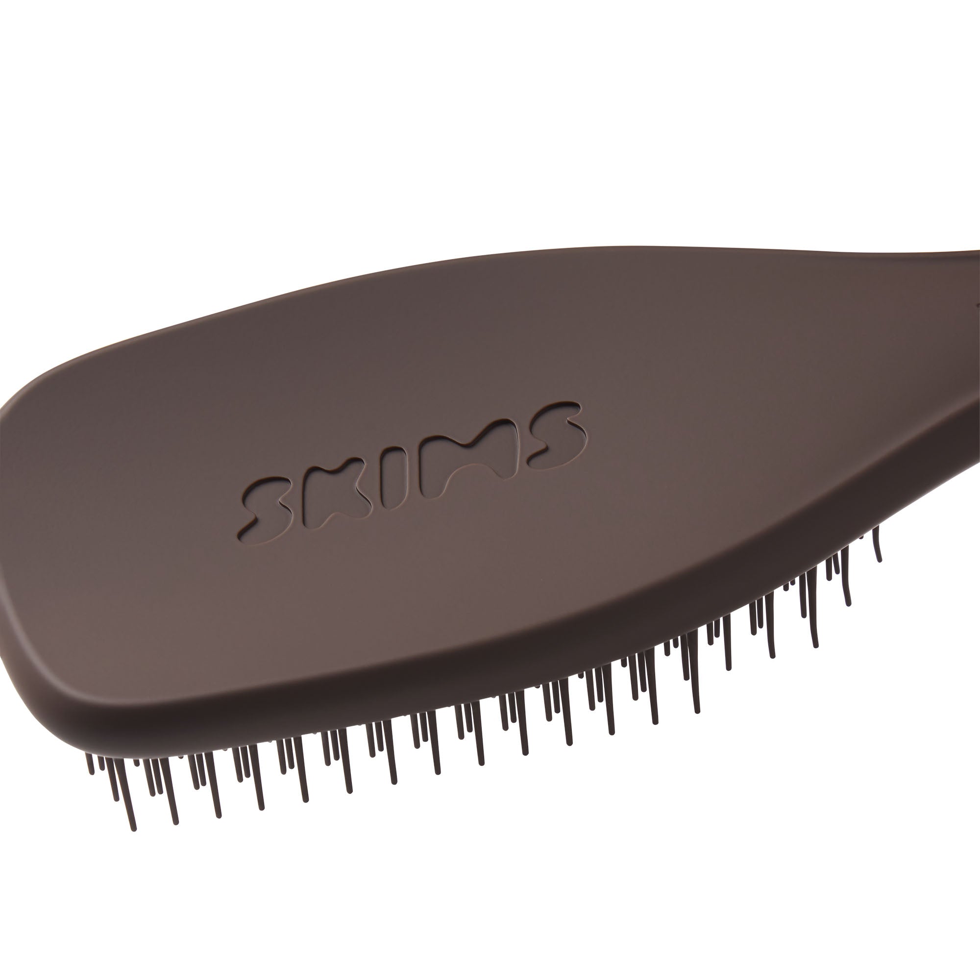 TANGLE TEEZER X SKIMS THE ULTIMATE DETANGLER | FINE AND FRAGILE COCOA FLAT ON A WHITE BACKGROUND | FLT