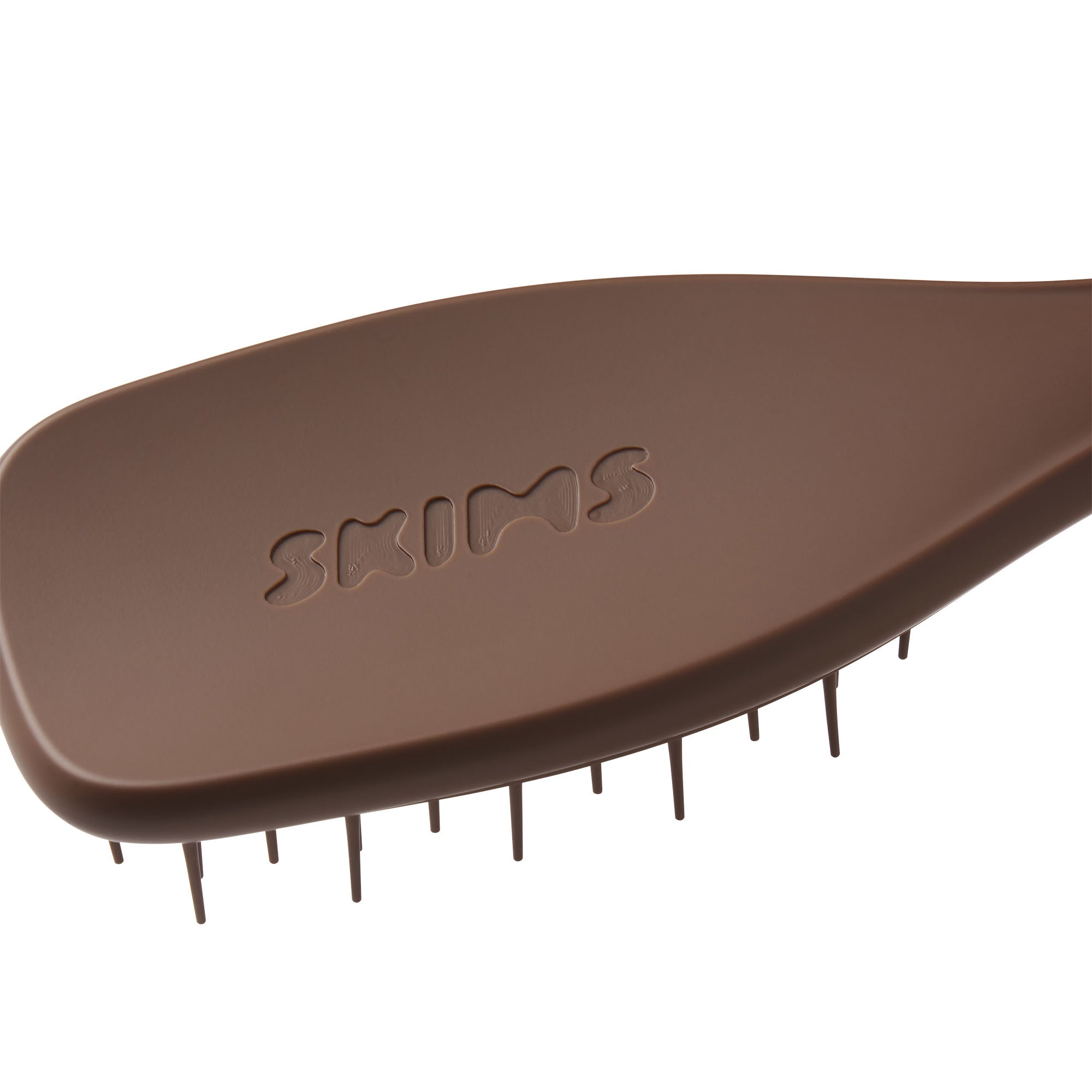 TANGLE TEEZER X SKIMS THE ULTIMATE DETANGLER | EXTRA GENTLE JASPER FLAT ON A WHITE BACKGROUND | FLT