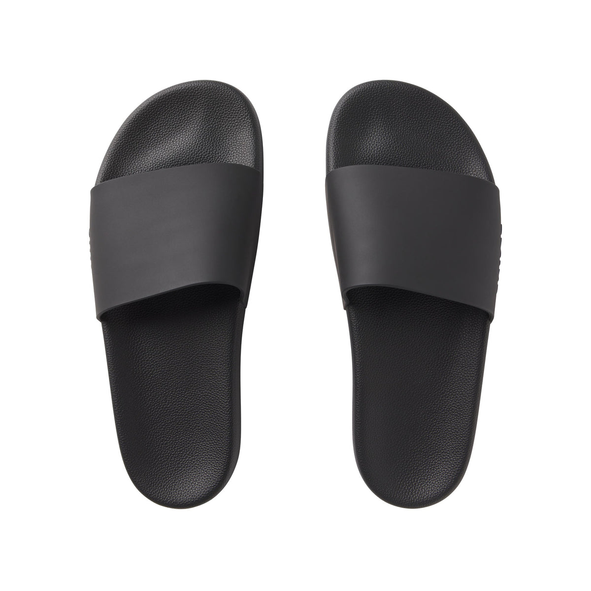SKIMS ACCESSORIES MENS POOL SLIDE | ONYX FLAT ON A WHITE BACKGROUND | FLT