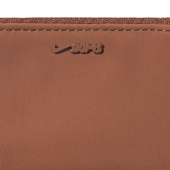 NikeSKIMS ACCESSORIES CLIPPABLE POUCH | CAROB BROWN & LAYS FLAT ON A WHITE BACKGROUND | FLT