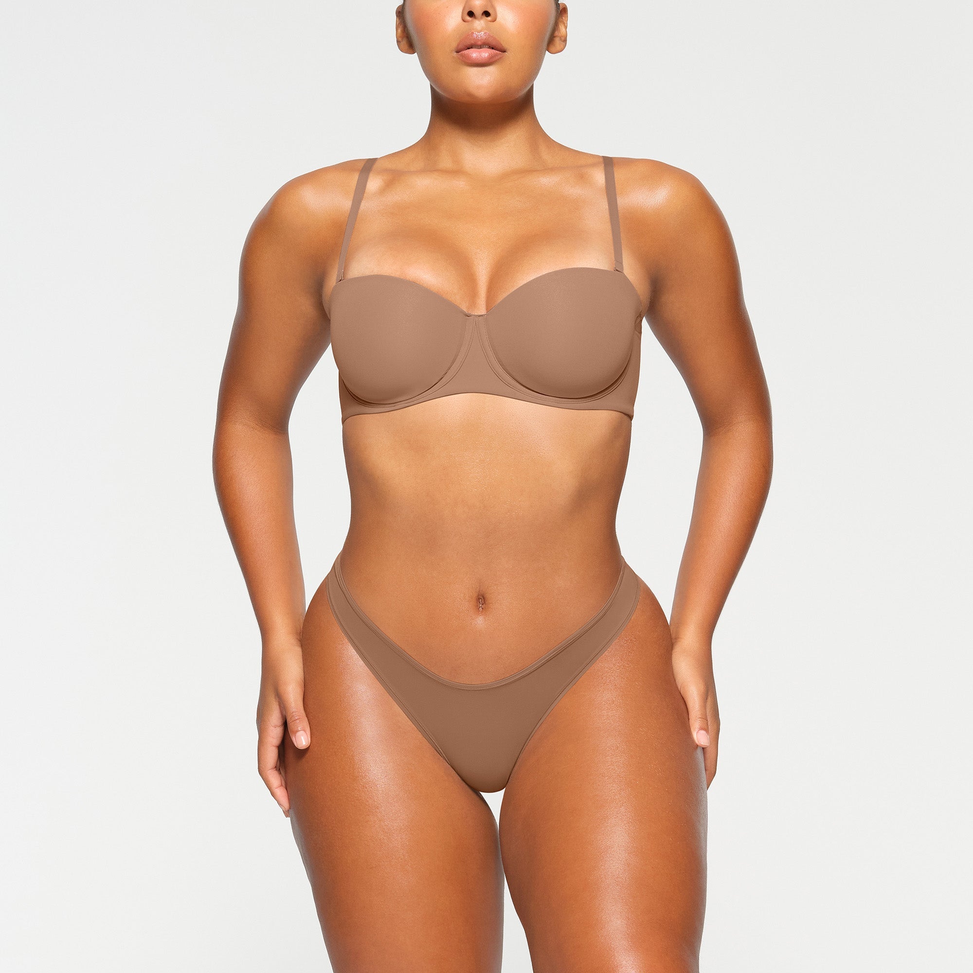 FITS EVERYBODY STRAPLESS BRA WORN BY A MODEL IN FRONT VIEW