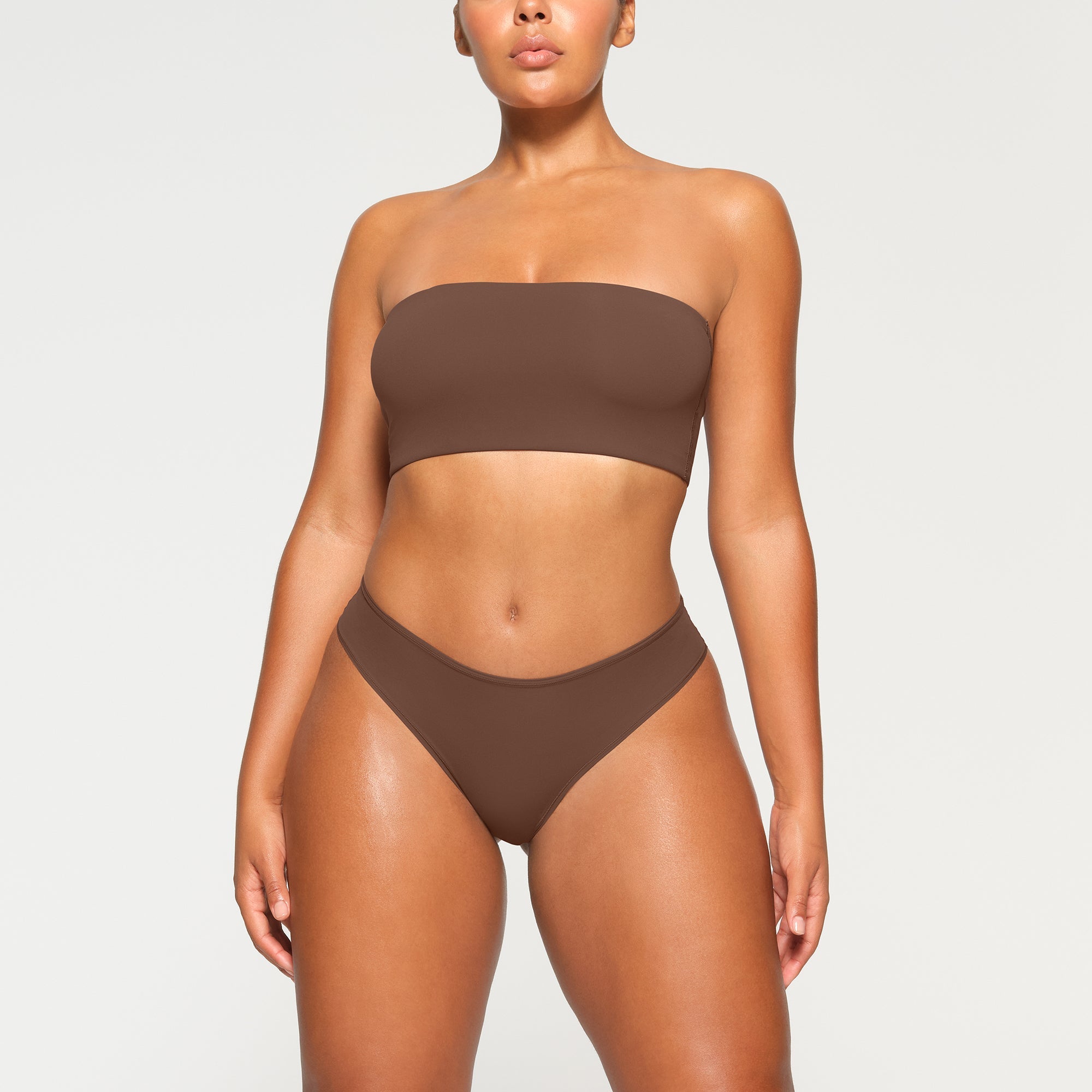FITS EVERYBODY BANDEAU WORN BY A MODEL IN FRONT VIEW, XL